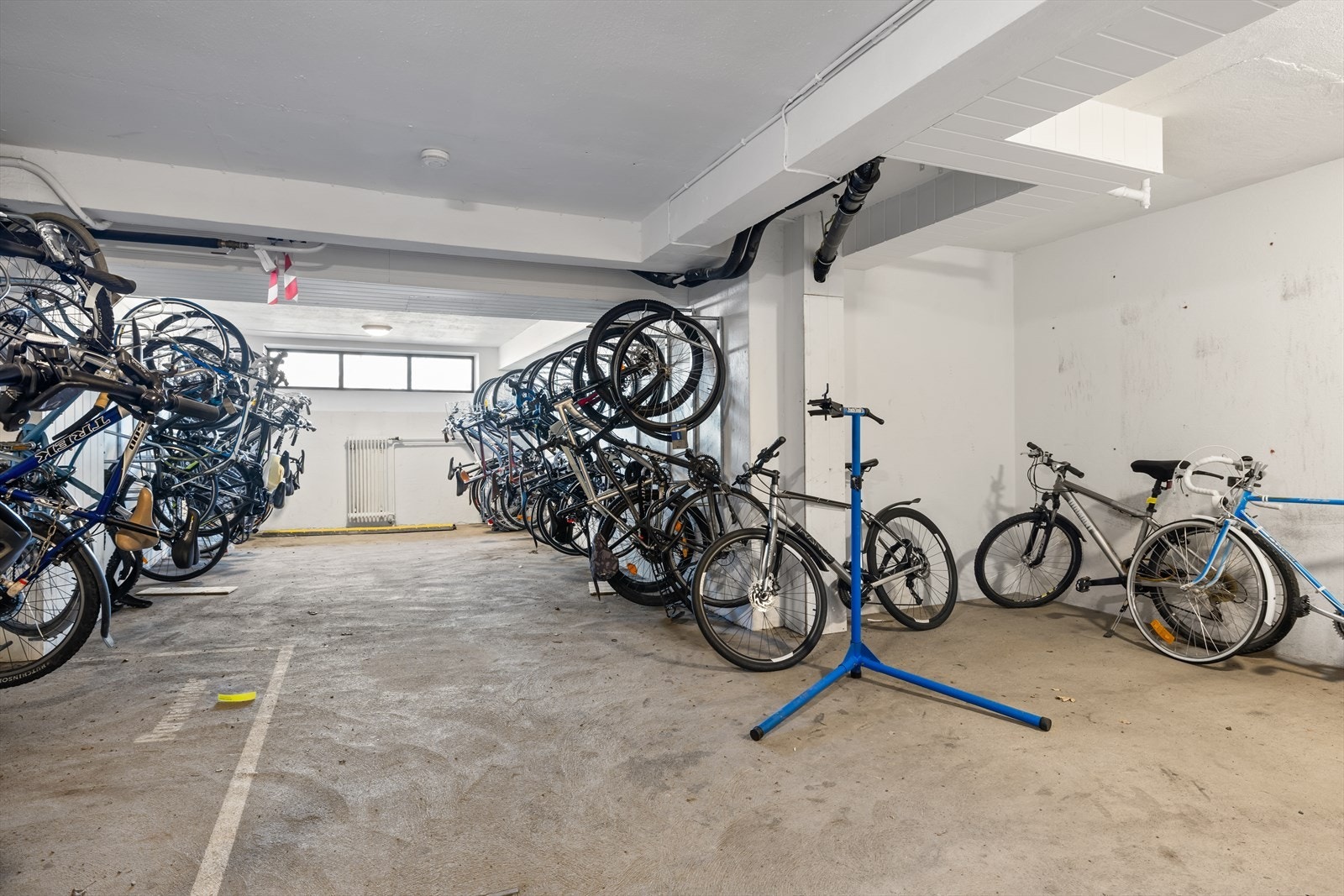 Fellesarealene er oppgradert med en smart, moderne sykkelparkering. I tillegg disponerer man snekker-rom med gratis lån av all slags verktøy, og smørebod for ski. Galleribilde