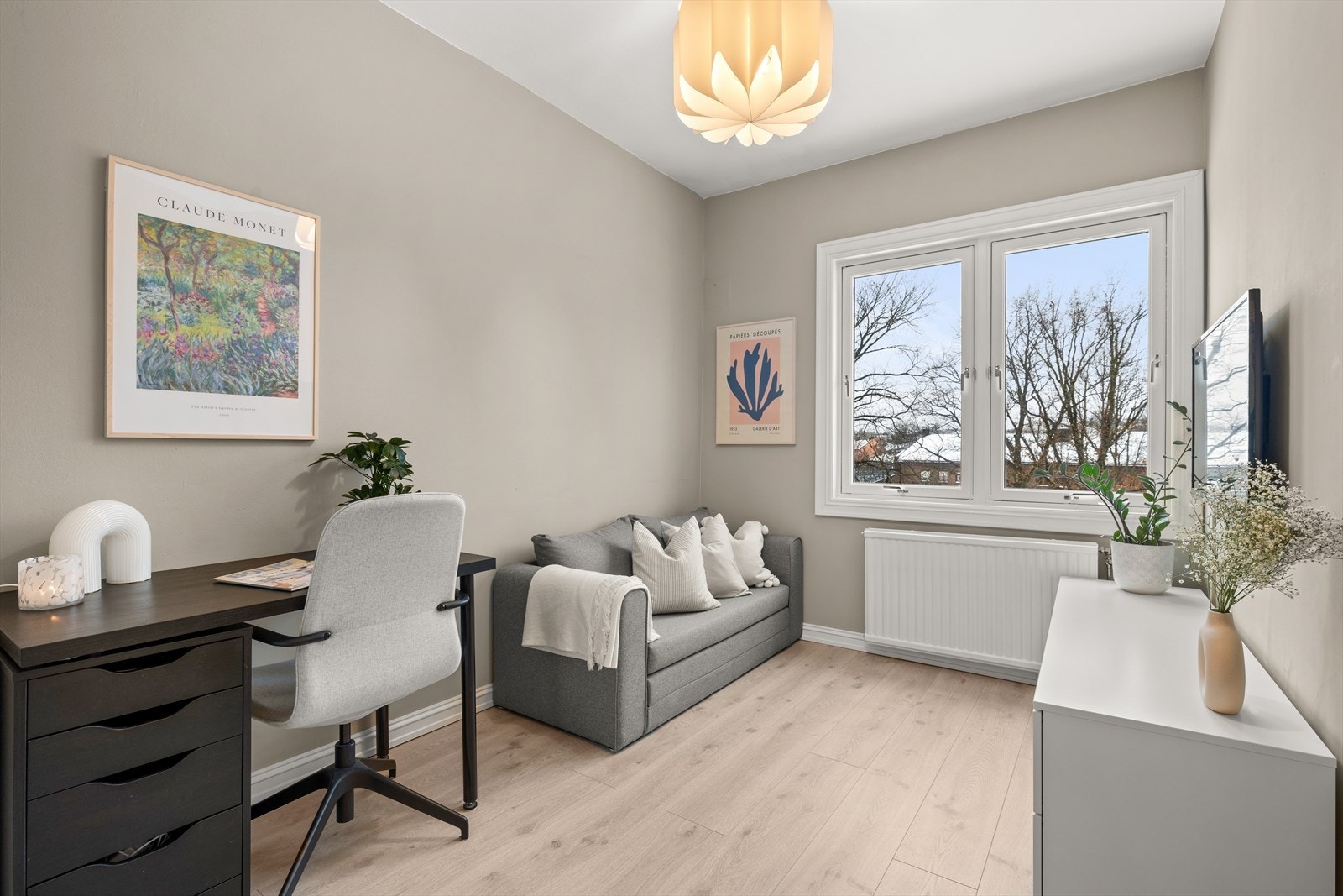 Boligens andre soverom er også av god størrelse med plass til ønsket møblement. I dag er det en sovesofa der som enkelt gir plass til 2 gjester. Galleribilde