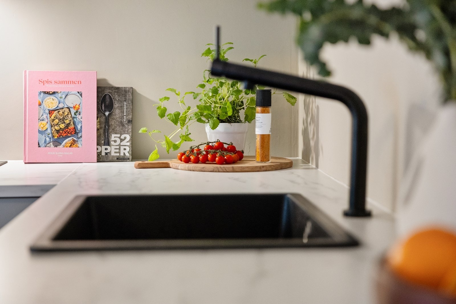 Kjøkkenet er preget av gjennomtenkte detaljer, hvor hver løsning er nøye utformet. Galleribilde