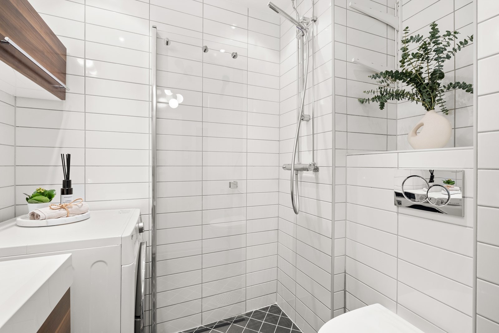 Det delikate, flislagte baderommet er en perfekt start på dagen! Galleribilde