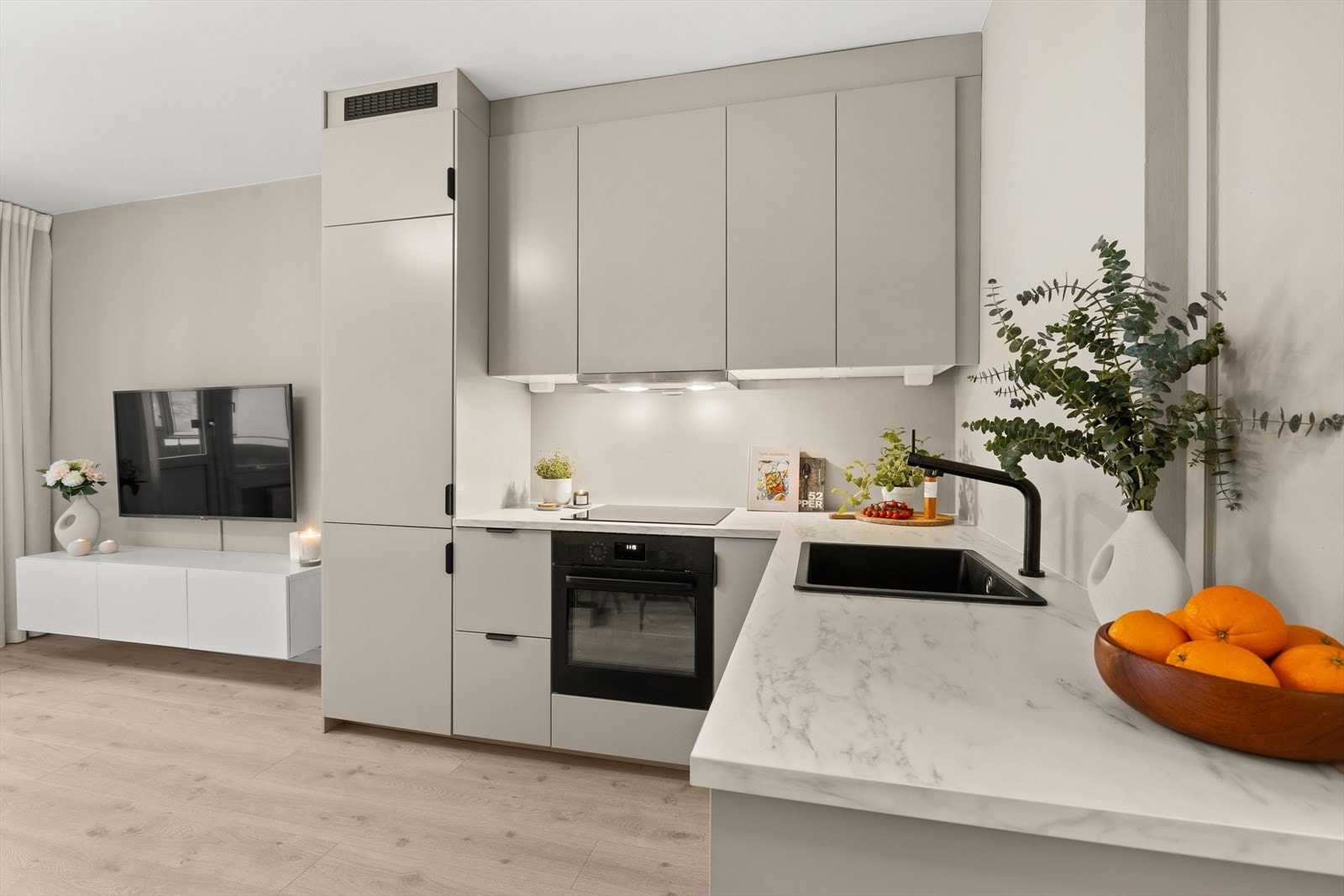 Kjøkkenet er utstyrt med en praktisk laminat benkeplate, nedfelt oppvaskkum, samt integrerte hvitevarer som oppvaskmaskin, stekeovn, koketopp, kjøl/frys og kullfilterventilator. Galleribilde