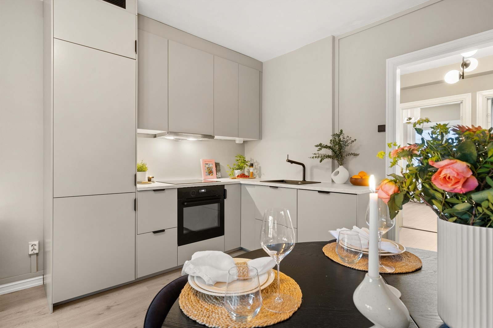 IKEA kjøkken fra 2021 i tidsriktige fargetoner, designet for både stil og funksjonalitet, med rikelig med skapplass for orden og enkel tilgang. Galleribilde