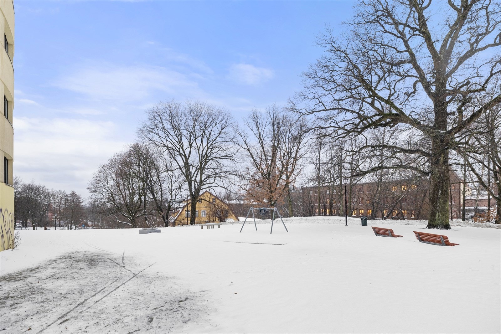Boligen har en fin uteplass som er perfekt for hygge, både for voksne og små. Galleribilde