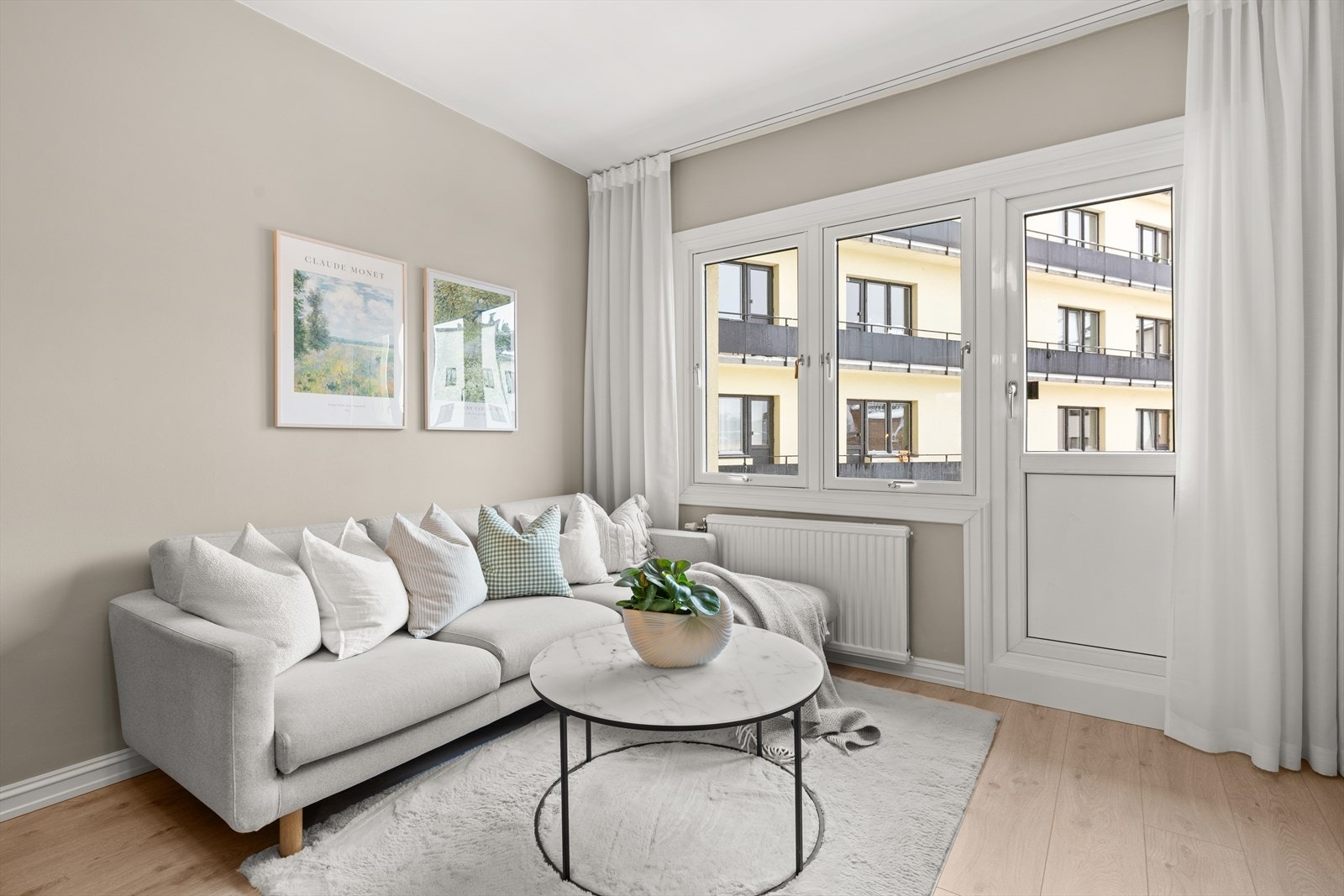 Fra stuen har man enkel adkomst til boligens brannbalkong. Galleribilde