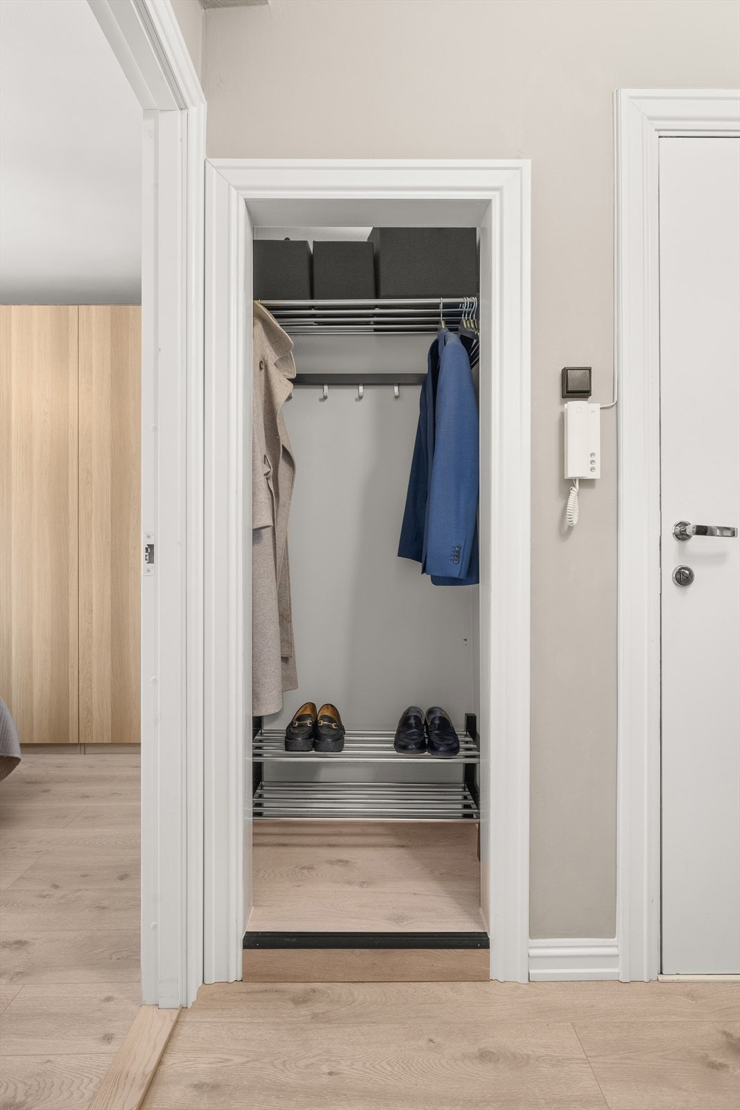 Entréen har en praktisk garderobeløsning med god plass til å henge fra seg ytterklær og sette fra seg sko. Den smarte løsningen gjør det enkelt å holde orden ved inngangen. Galleribilde