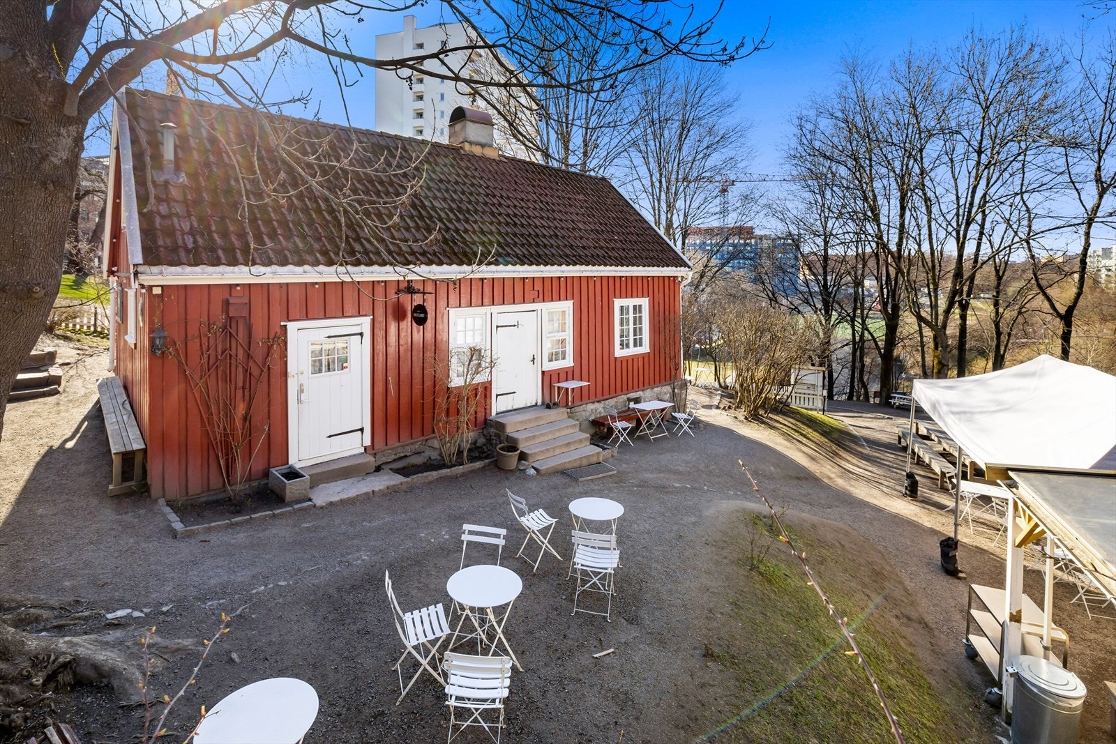 Ved fossen ligger Hønse-Lovisas hus. Det er en del av Arbeidermuseet og driftes av Anne på landet. Galleribilde