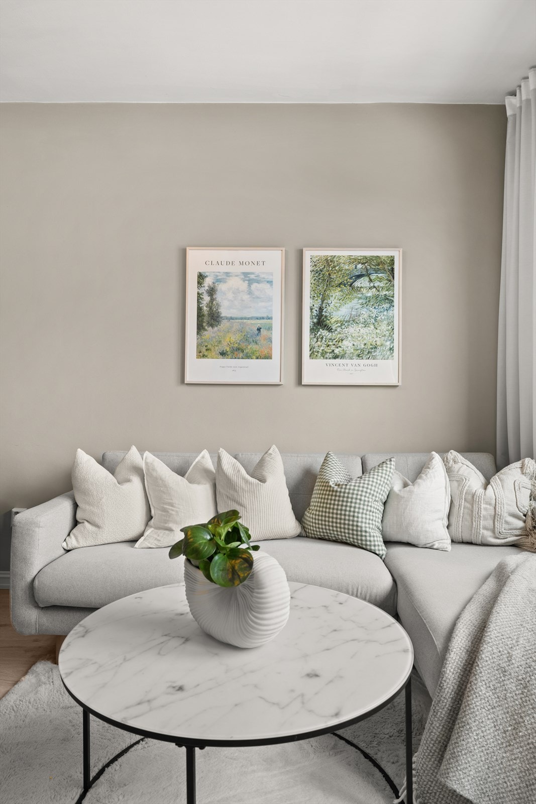 Stuen er romslig og lys med store vindusflater. Galleribilde