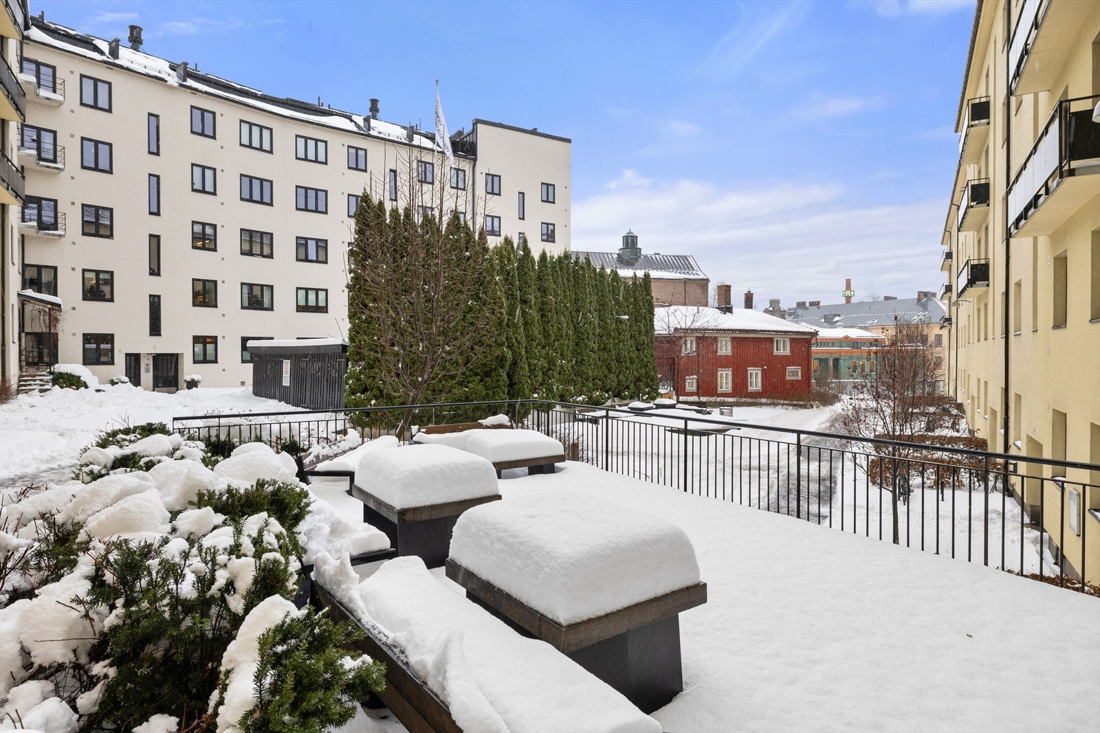 Foruten en god innvendig standard bemerkes det at leiligheten tilhører et meget veldrevet boligselskap og har fin intern beliggenhet - tilbaketrukket fra trafikk og vendt mot Akerselva. Galleribilde