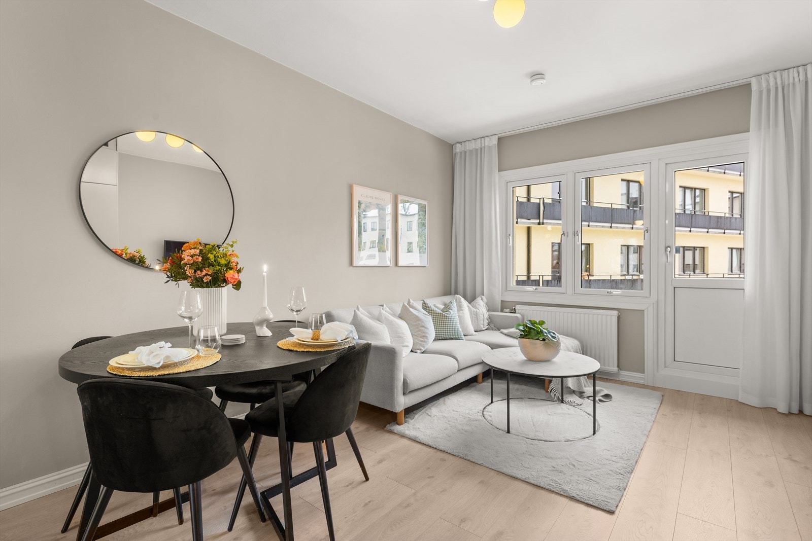 God plass til sofagruppe, spisebord og annet ønsket møblement. Galleribilde