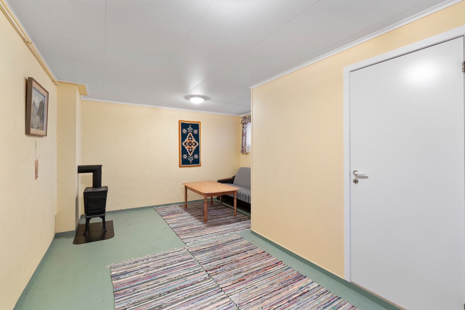 På kjellerstuen er det montert vedovn Galleribilde