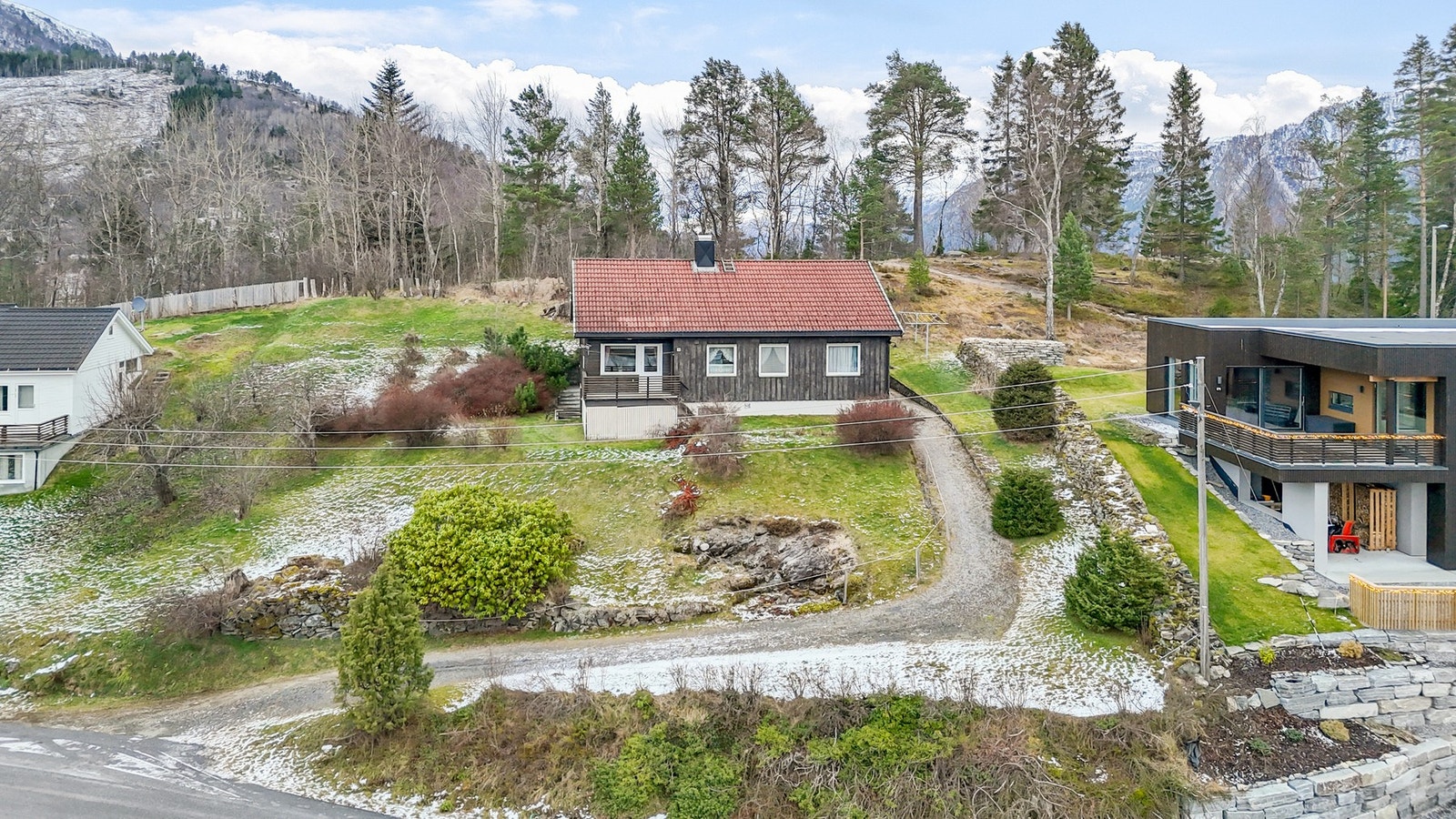 Boligen er pent beliggende, med parkering i egen innkjørsel Galleribilde