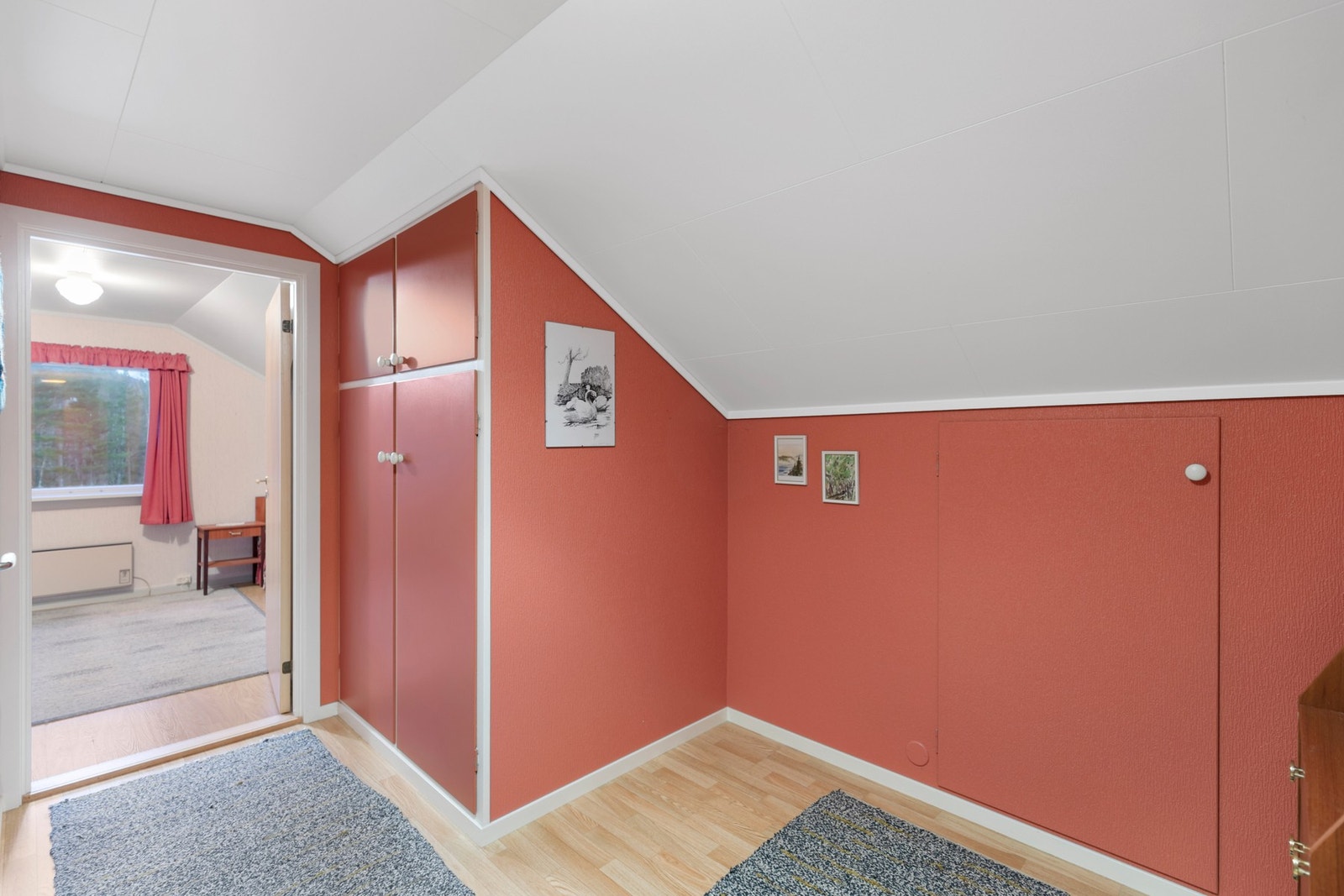 Loftsetasjen ble innredet noe senere og har to soverom, bad og diverse raftekott Galleribilde