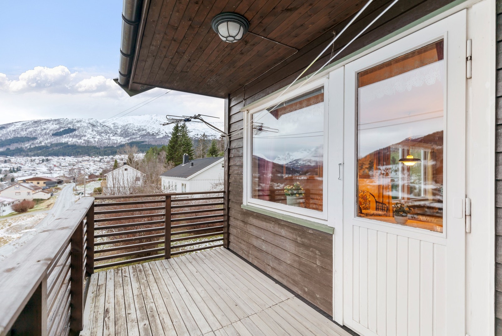 Fra stuen er det også utgang til en overbygd veranda Galleribilde