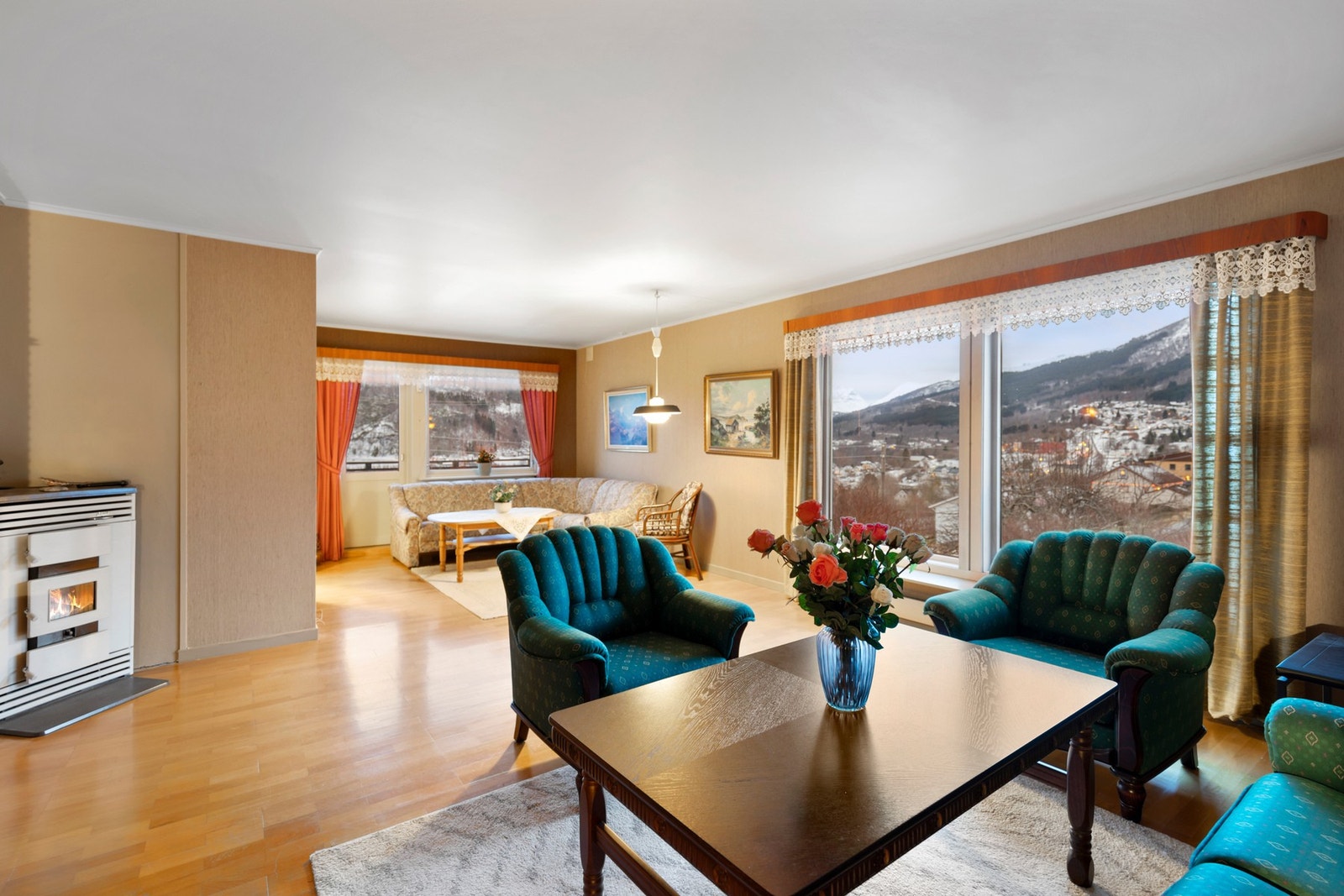 Store vindusfelt som gir mye naturlig lys og en god romfølelse Galleribilde