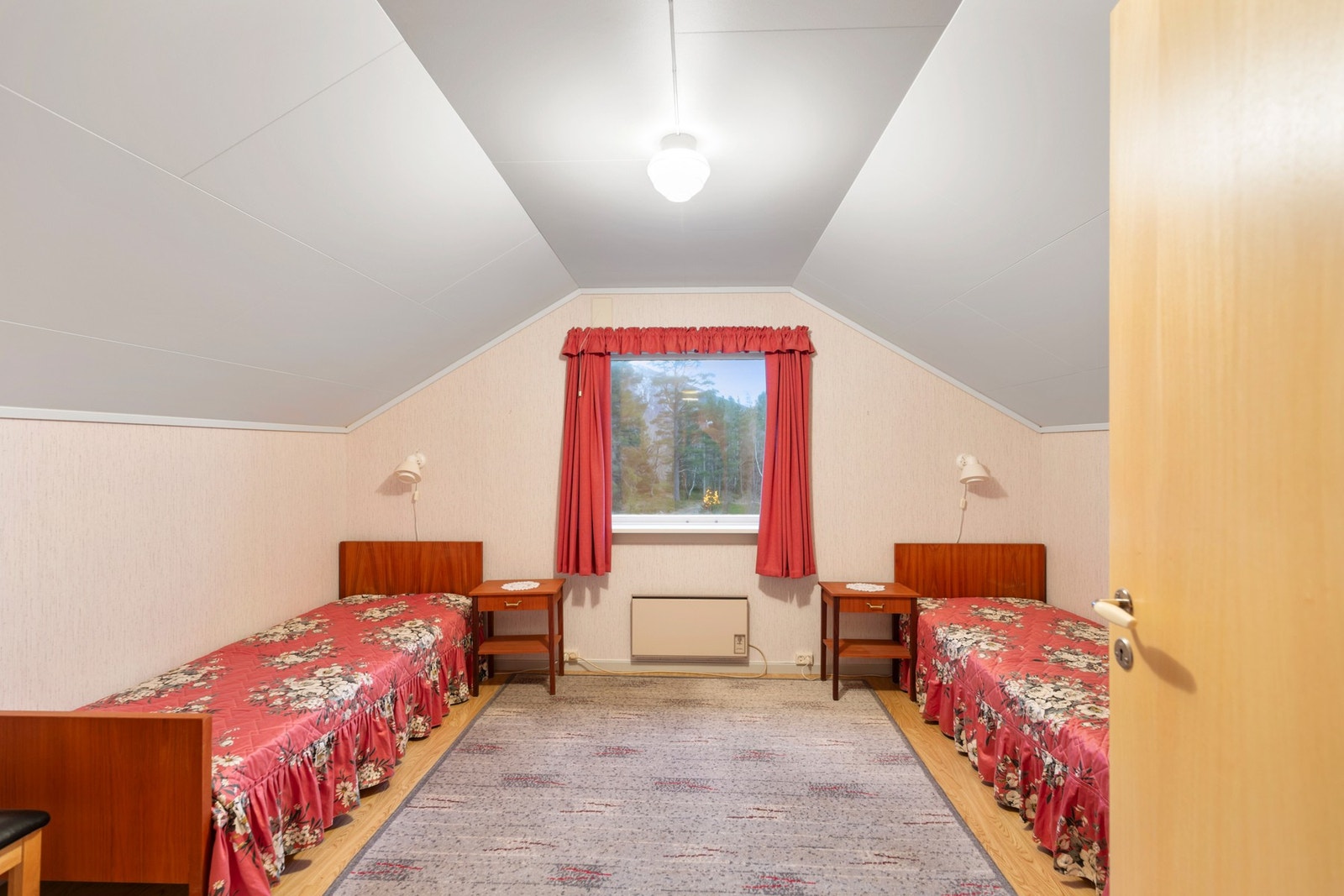 Soverom nr. 3, med raftekott og veggskap Galleribilde