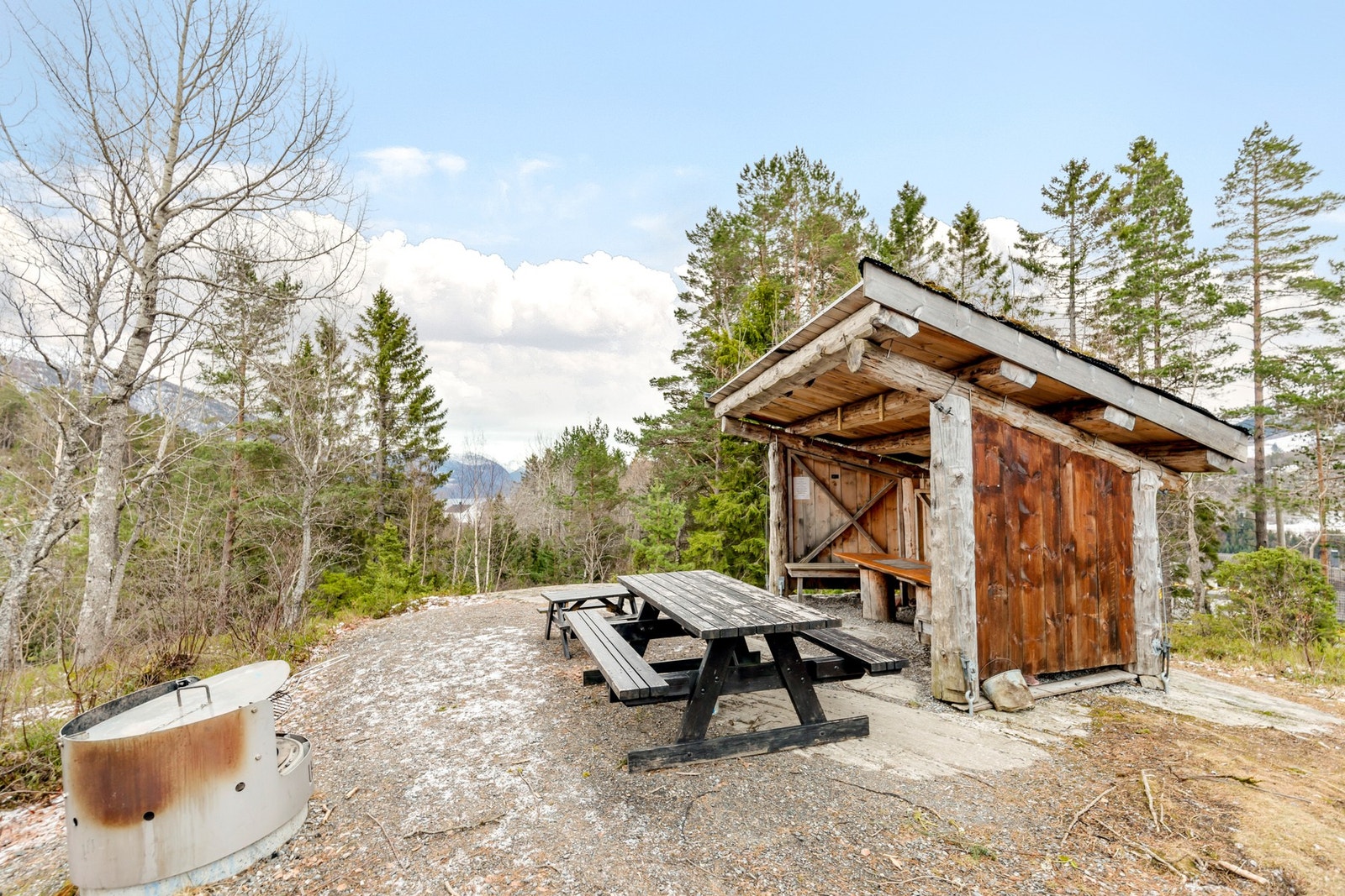 Gapahuken er pent tillaget, og det er satt ut grill Galleribilde