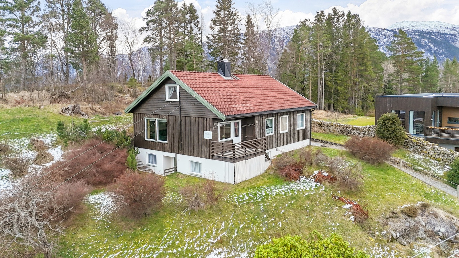 Tomten er selveid og romslig på størrelse, med hageareal og diverse nyttevekster og prydbusker Galleribilde