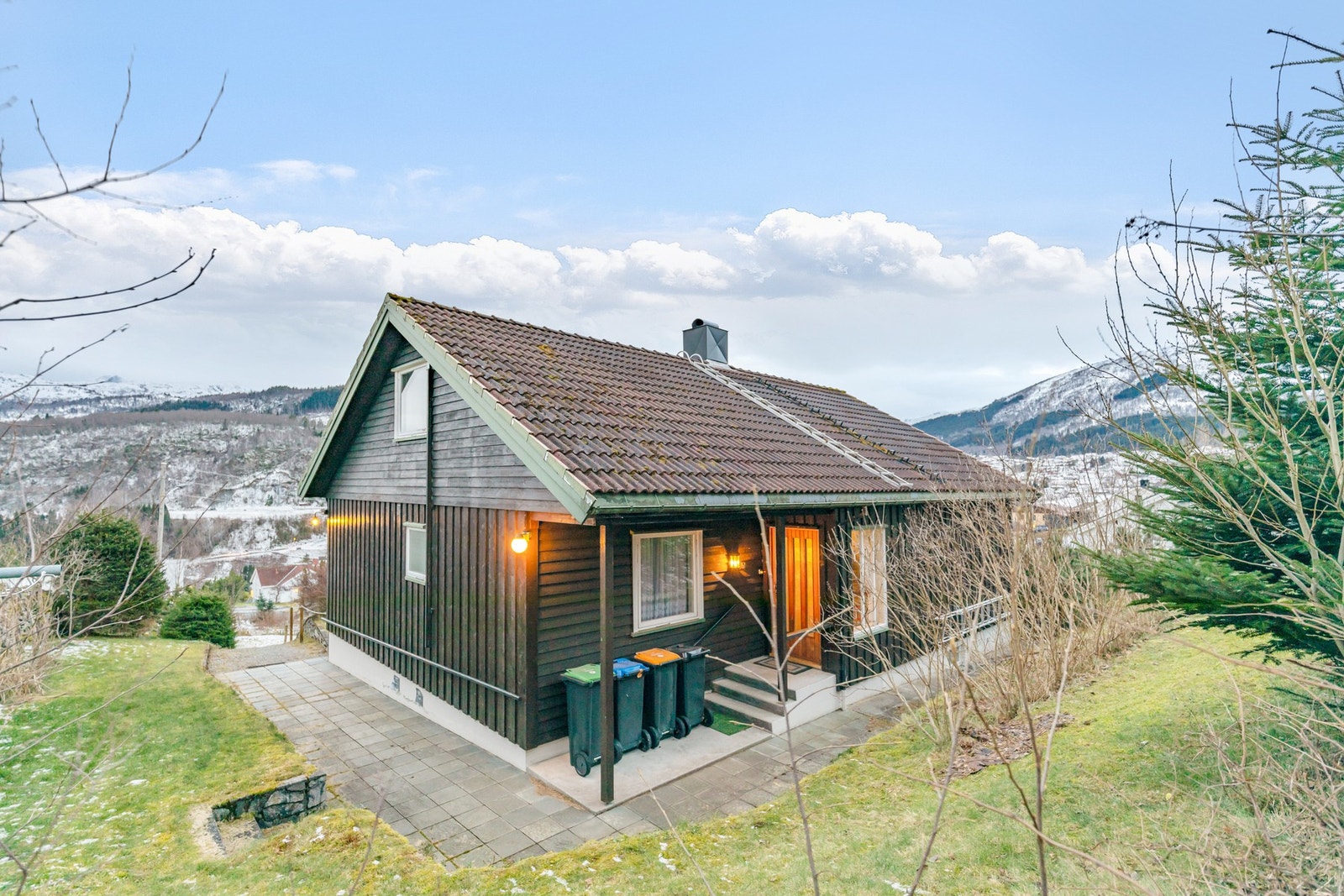 Skiferbelagt gangsti rundt boligen, med overbygd inngangsparti Galleribilde