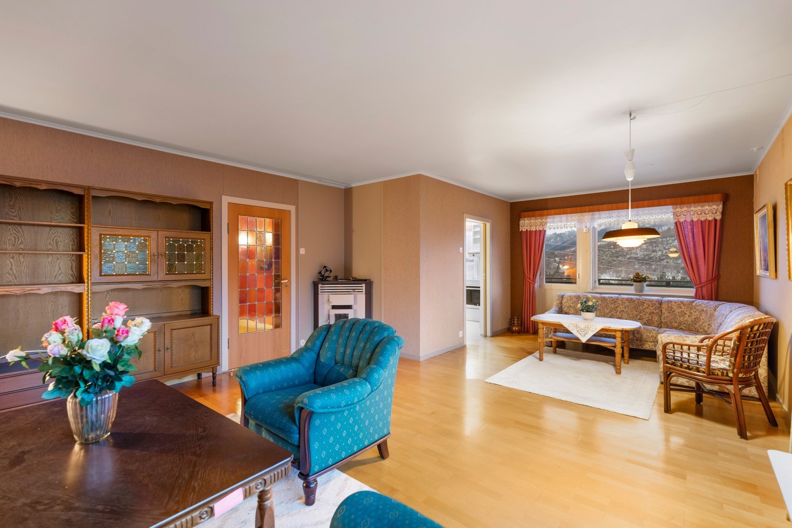 Romslig stue med gode møbleringsmuligheter for både sofagruppe og spisegruppe Galleribilde