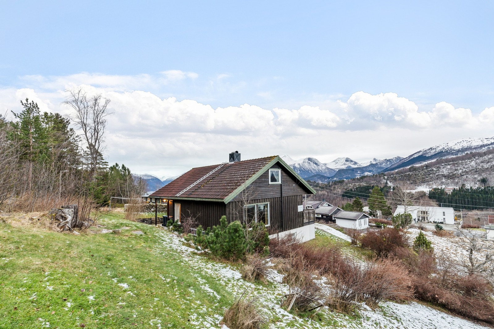 Boligen ligger fint til i terrenget, på en liten høyde med gode sol- og utsiktsforhold Galleribilde