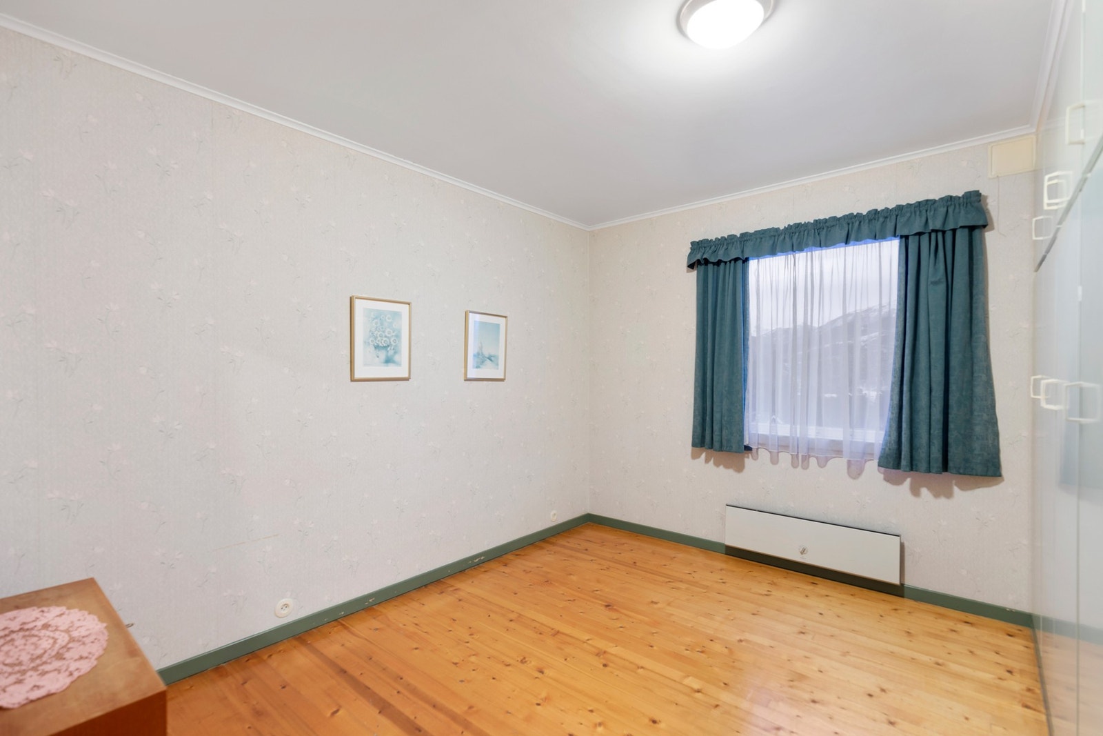 Soverom nr. 1 har en romslig, plassbygd garderobeløsning Galleribilde