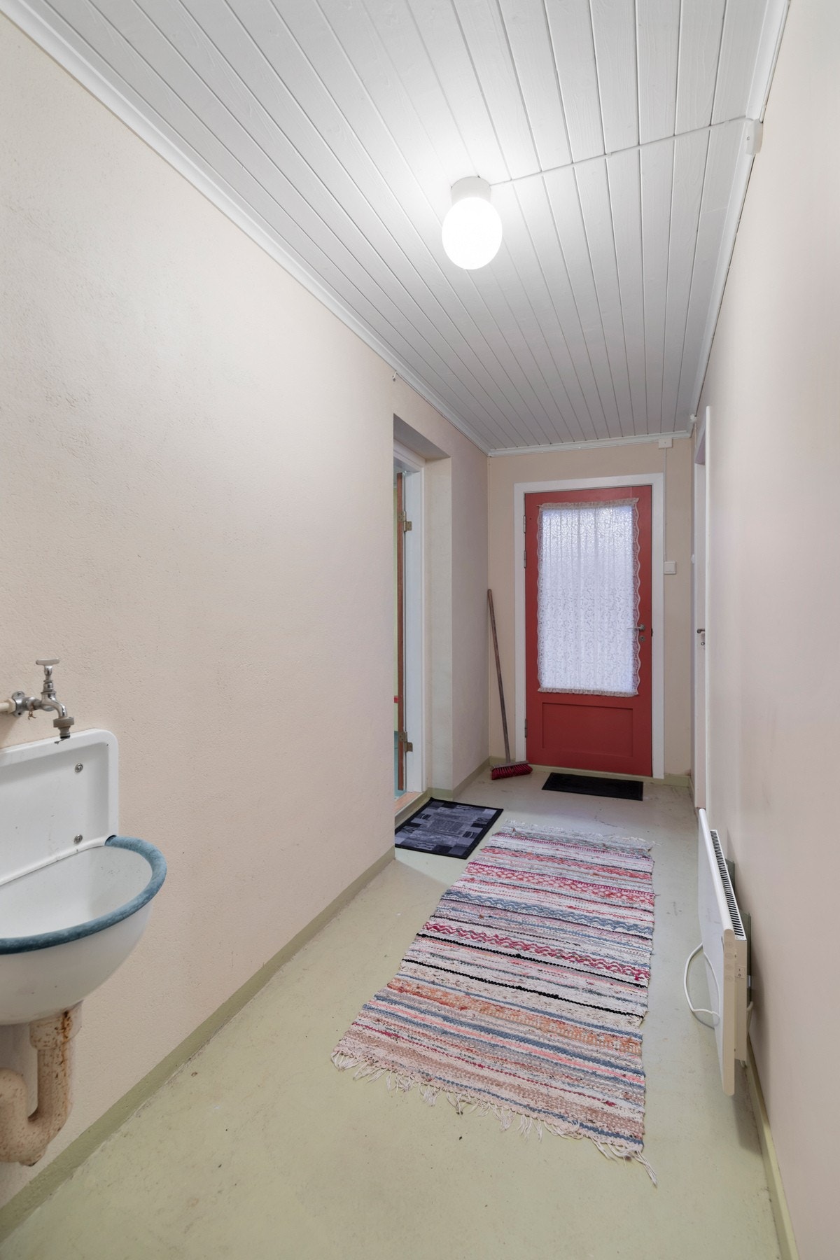 Underetasjen har bi-inngang, diverse boder og kjellerstue Galleribilde