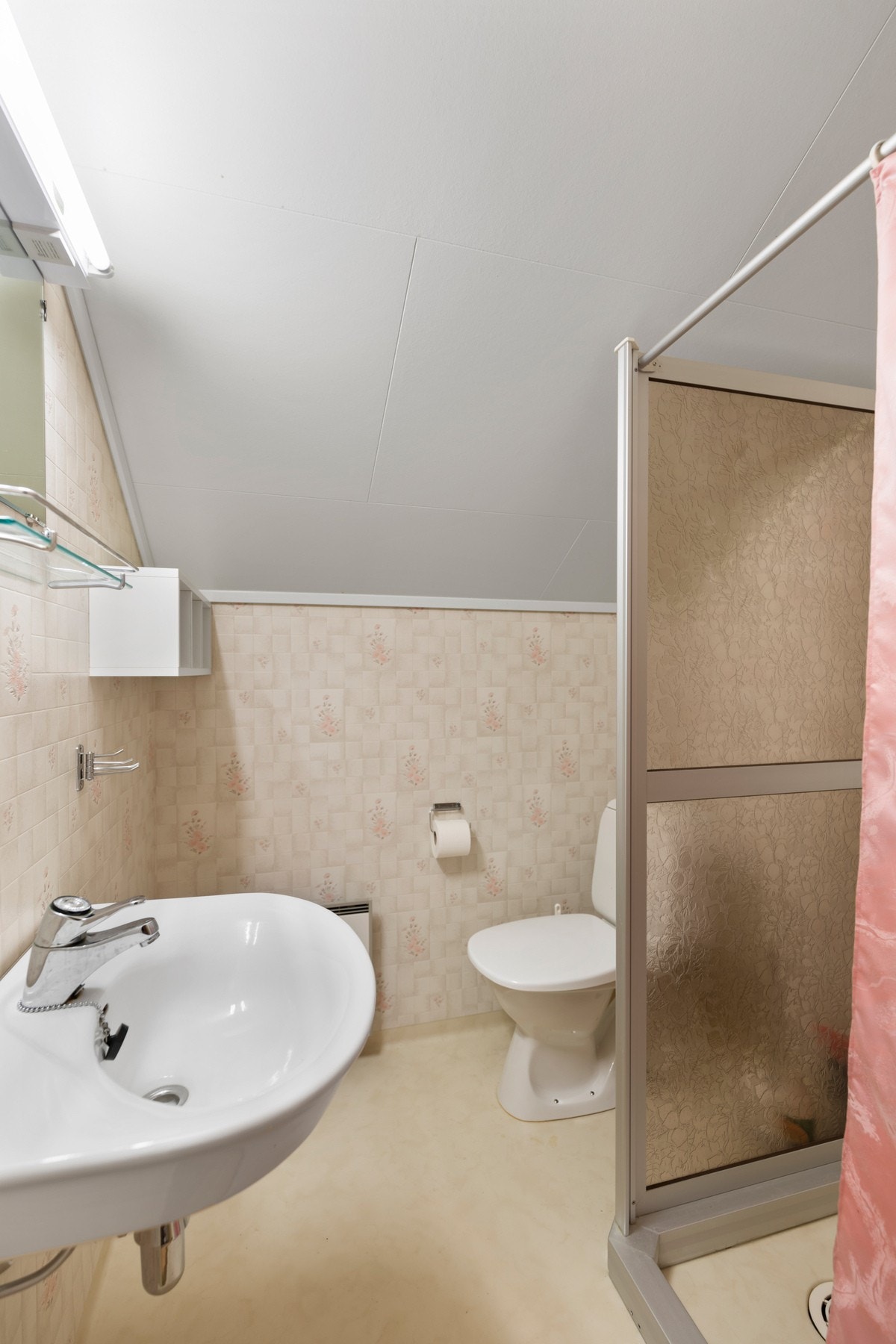 Badet i loftsetasjen har enkel servant, wc og dusjnisje Galleribilde