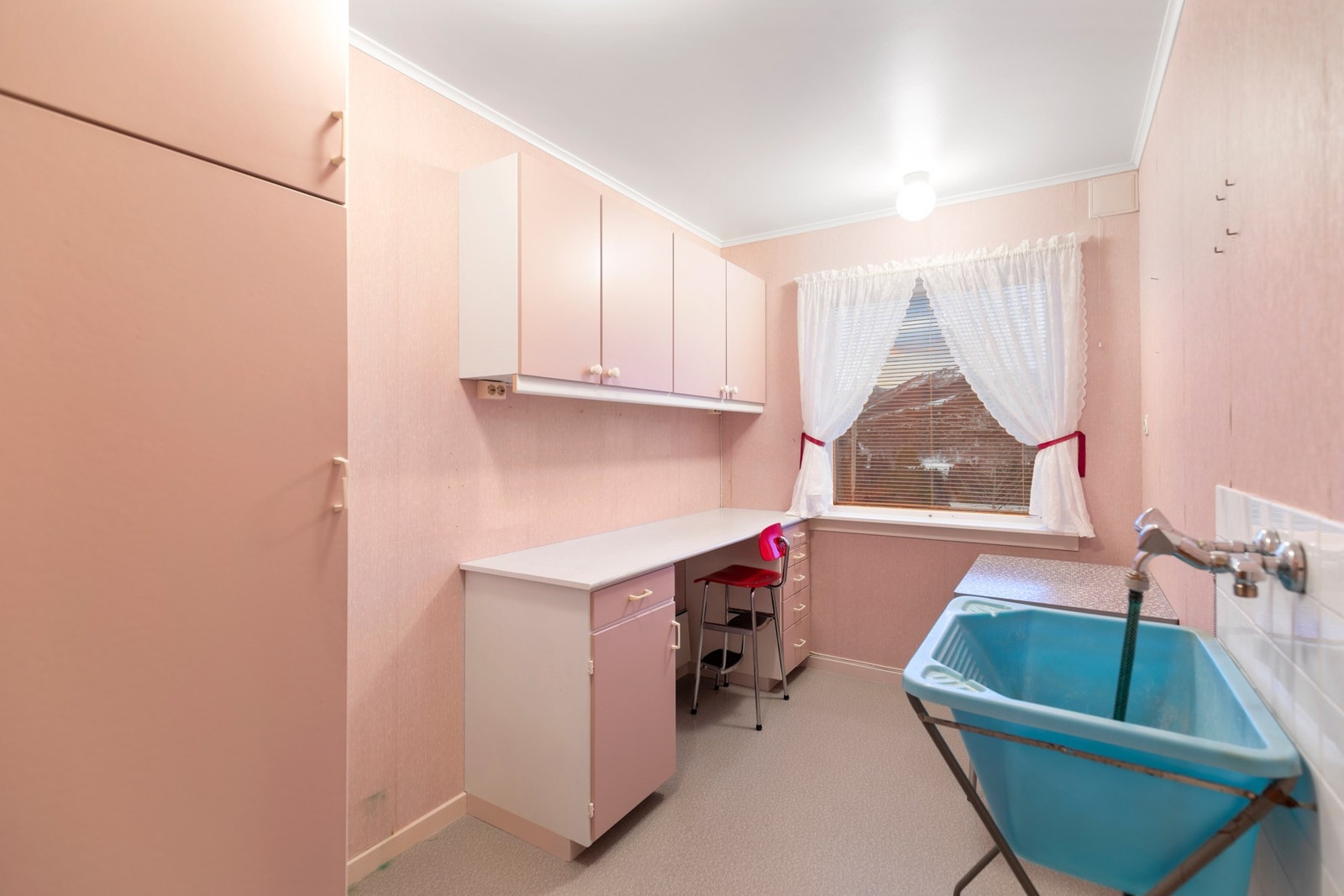 Hovedetasjen har også et separat vaskerom med diverse innredning, og skyllekum Galleribilde