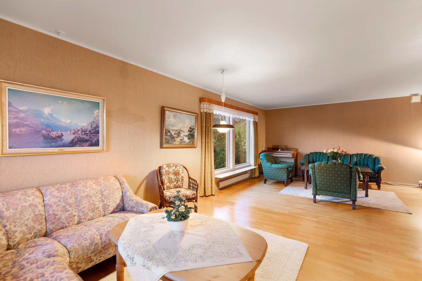 Stuen har to nye vinduer fra 1996, og montert vedovn Galleribilde