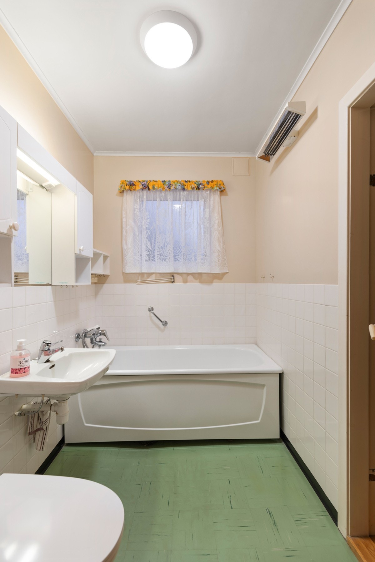 Badet i hovedetasjen har montert wc, enkel servant, badekar og stråleovn Galleribilde