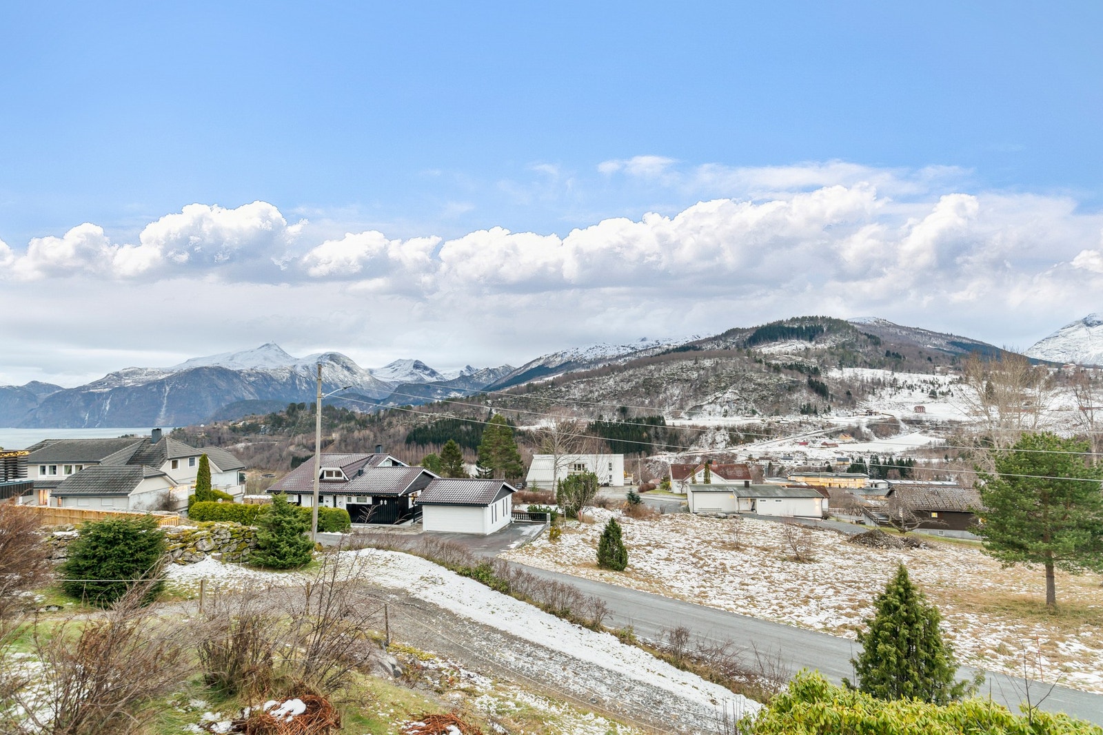 Flott utsikt mot Storfjorden og de omkransende fjell Galleribilde
