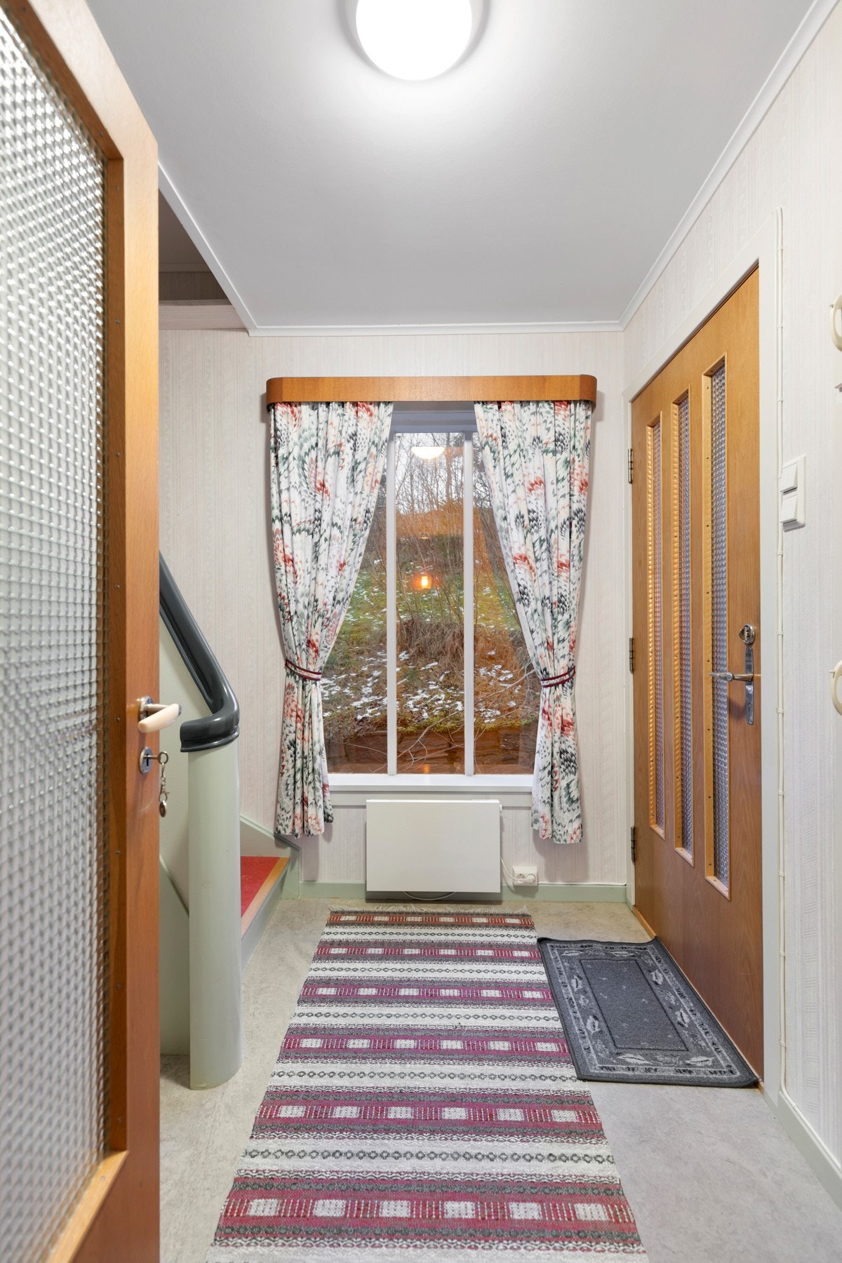 Lys og vennlig entrè med åpent trapperom til loftsetasjen Galleribilde