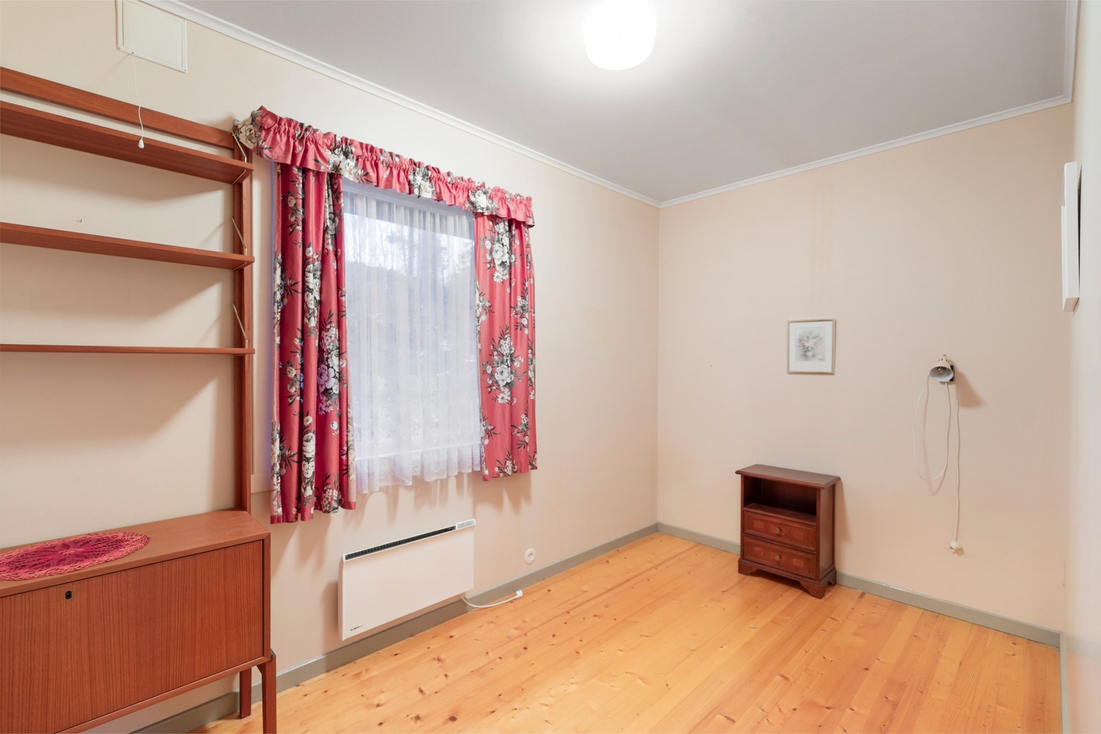 Soverom nr.2 i hovedetasjen, også med garderobeløsning Galleribilde