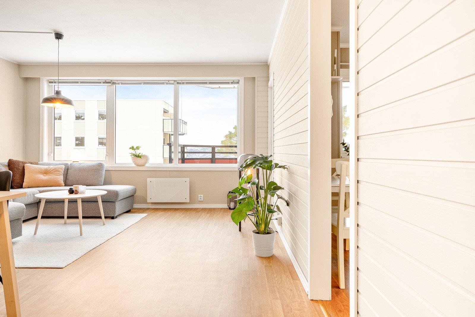 De store vindusflatene sørger for rikelig med lysinnslipp til rommet. Galleribilde