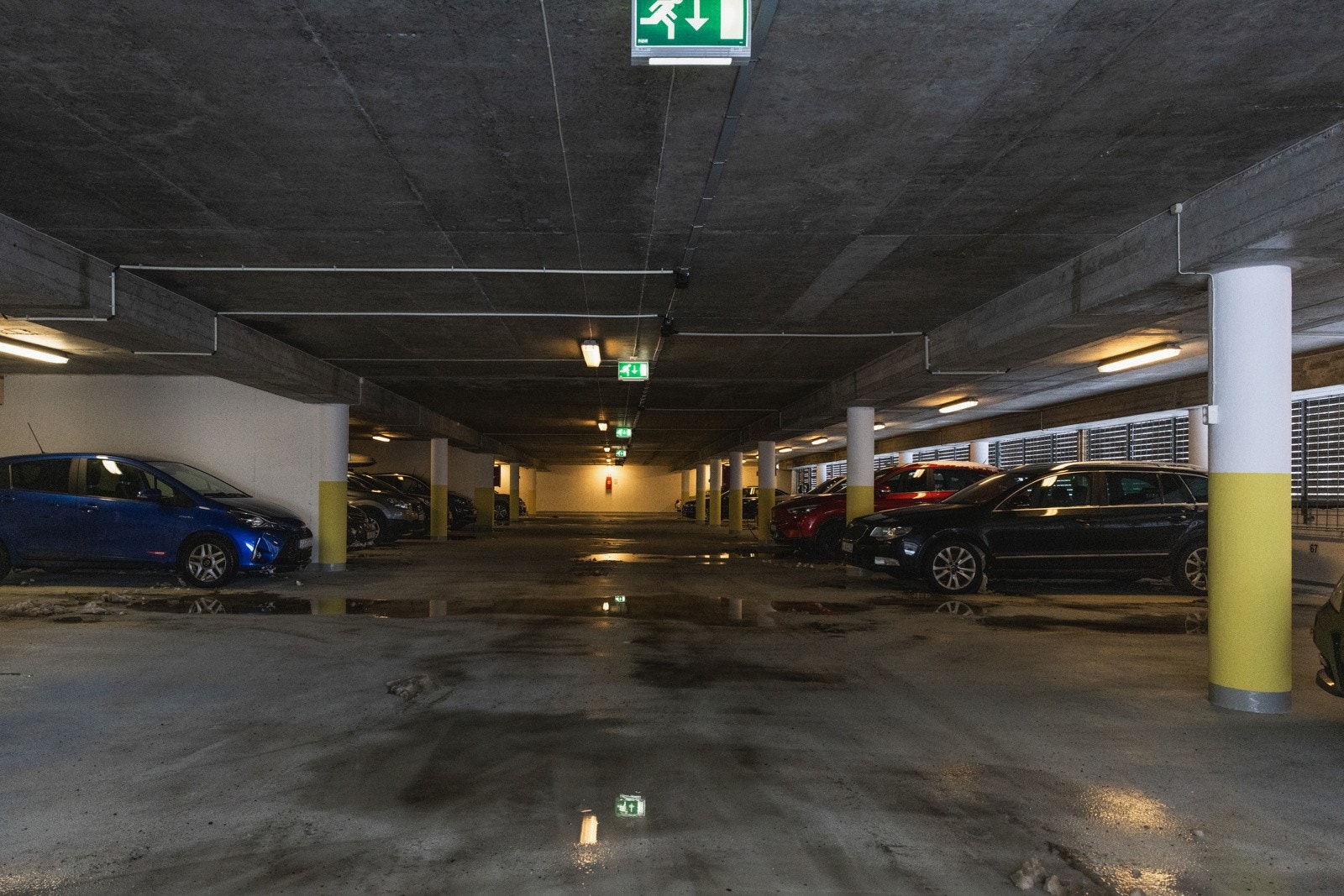 Det medfølger en fast parkeringsplass i nylig rehabilitert garasje (2024). I samme år ble det montert elbillader fra Zaptec. Galleribilde