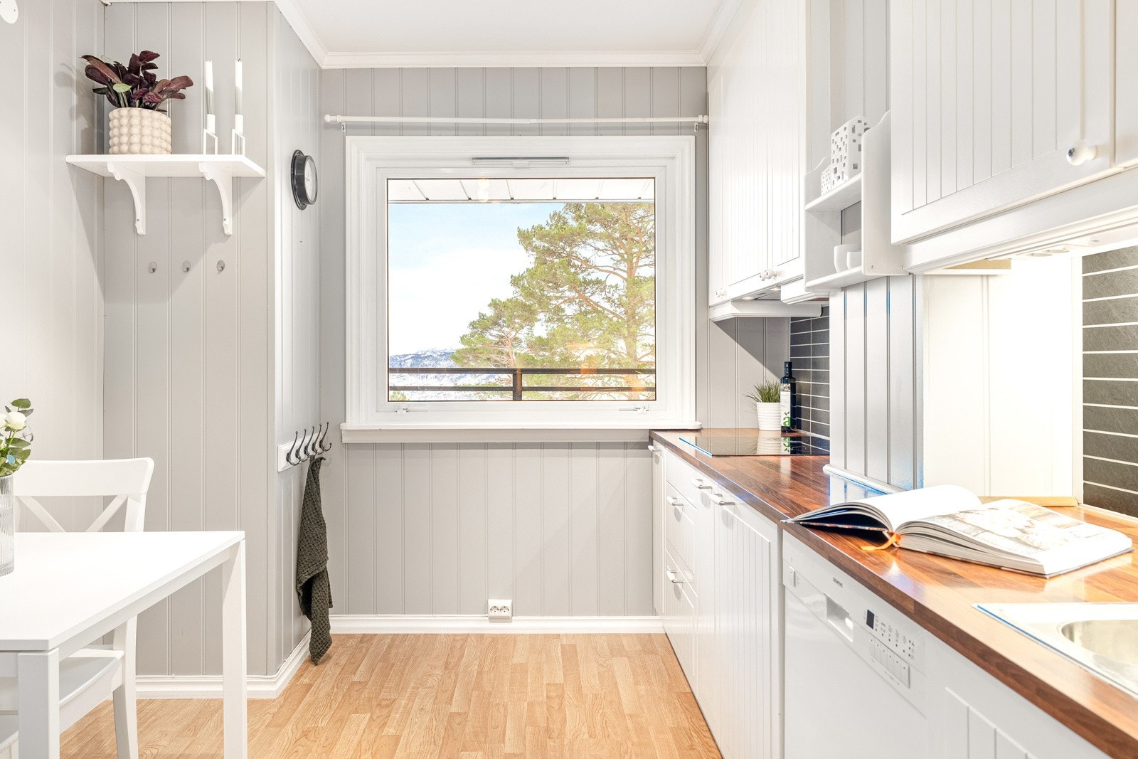 Av integrerte hvitevarer kan kjøkkenet skilte med stekeovn, mikrobølgeovn, platetopp og ventilator. I tillegg er det plass/opplegg for kjøleskap og oppvaskmaskin. Galleribilde