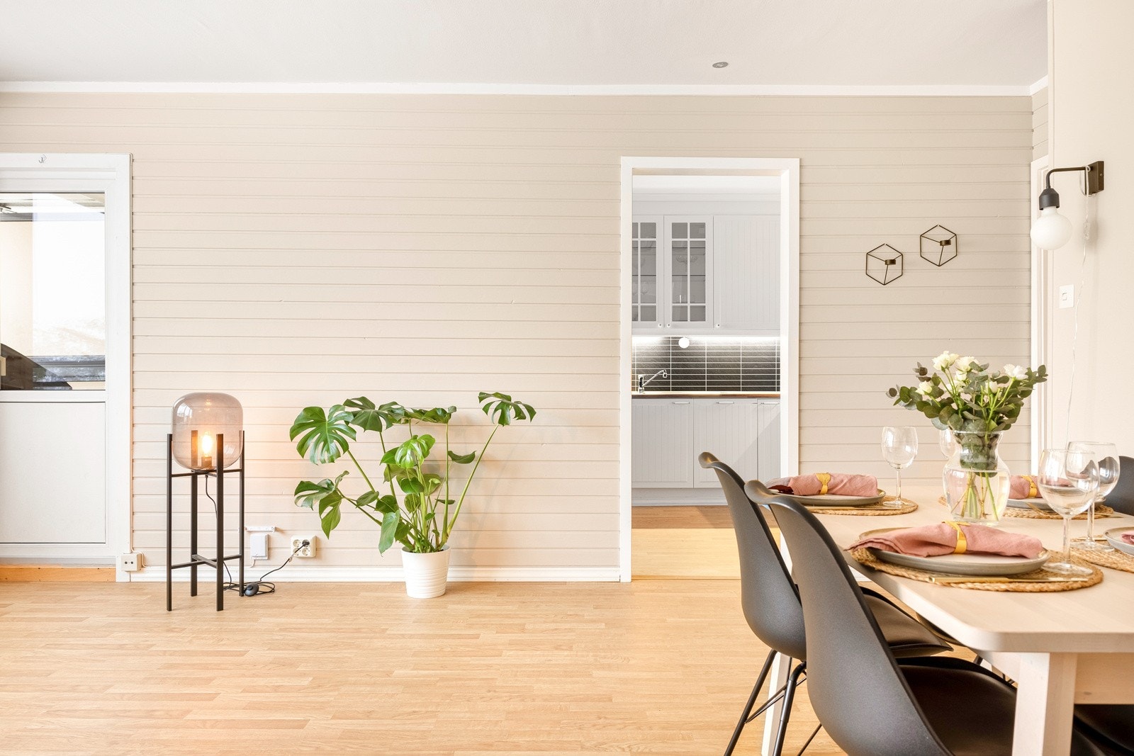 Det er laminat på gulv, malt panel/strie på vegger og slett malt himling. Galleribilde