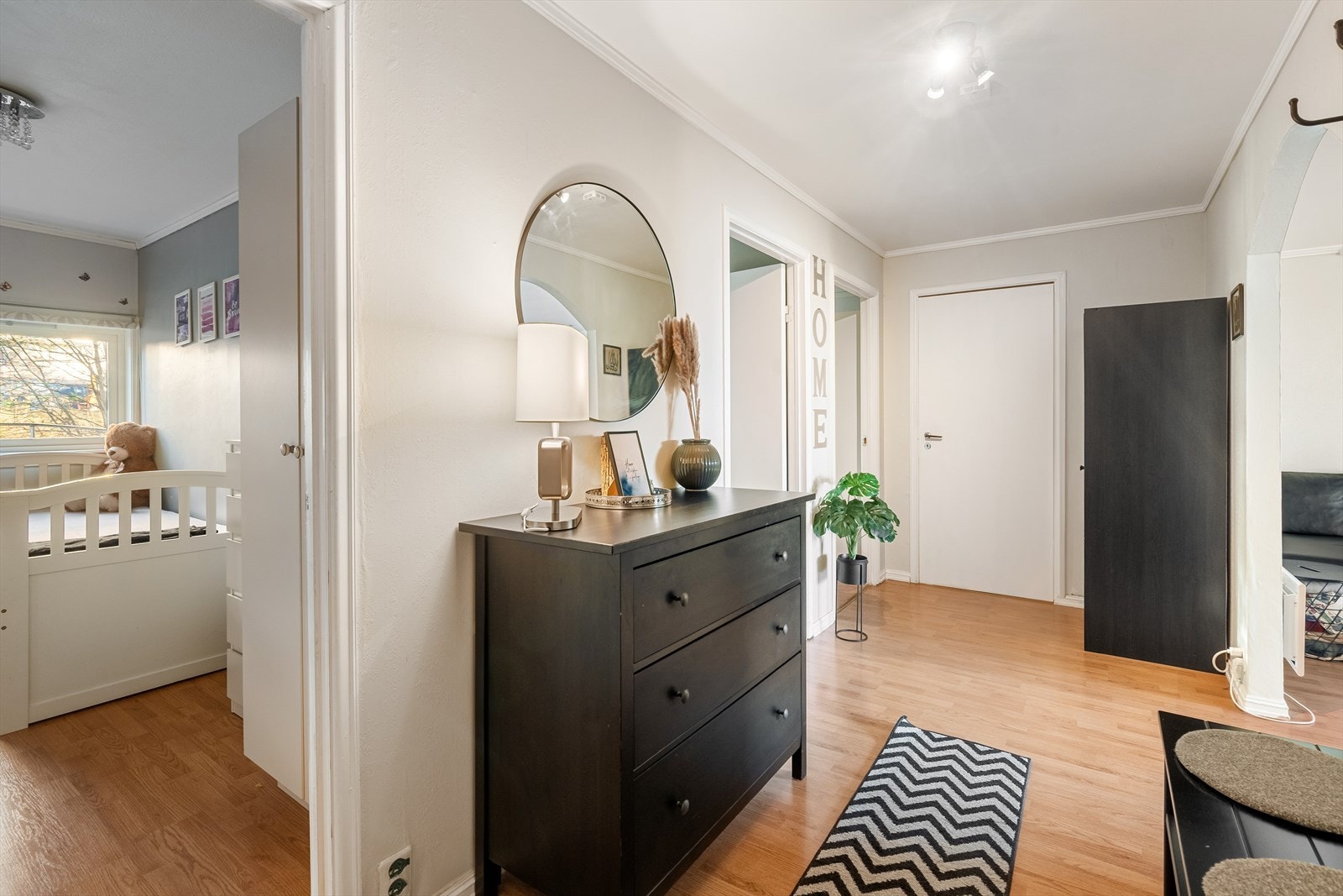 Entré med god plass til hylleløsning og kommode Galleribilde