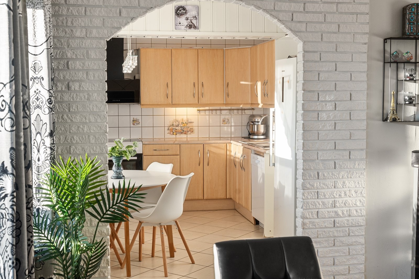 Fra stuen er det inngang til det hyggelige kjøkkenet Galleribilde