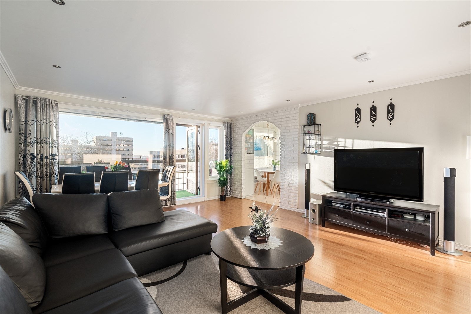 I stuen er det godt med plass til sofa, stuebord, spisebord og stoler, samt annet møblement Galleribilde