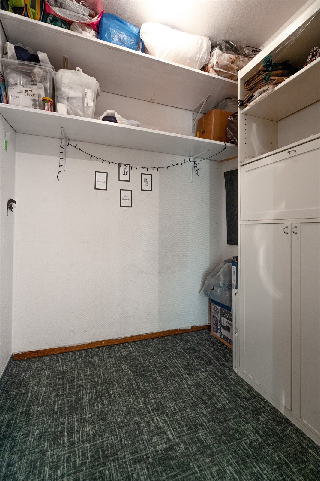 Innvendig bod med gode muligheter for lagringsplass Galleribilde