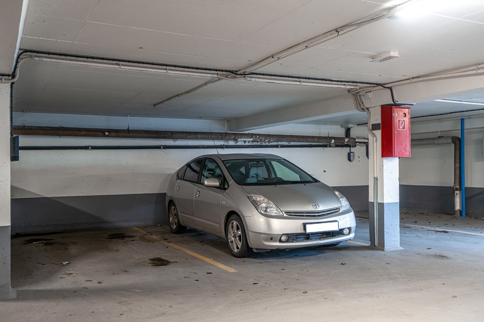 Parkeringsplass i garasjeanlegg Galleribilde