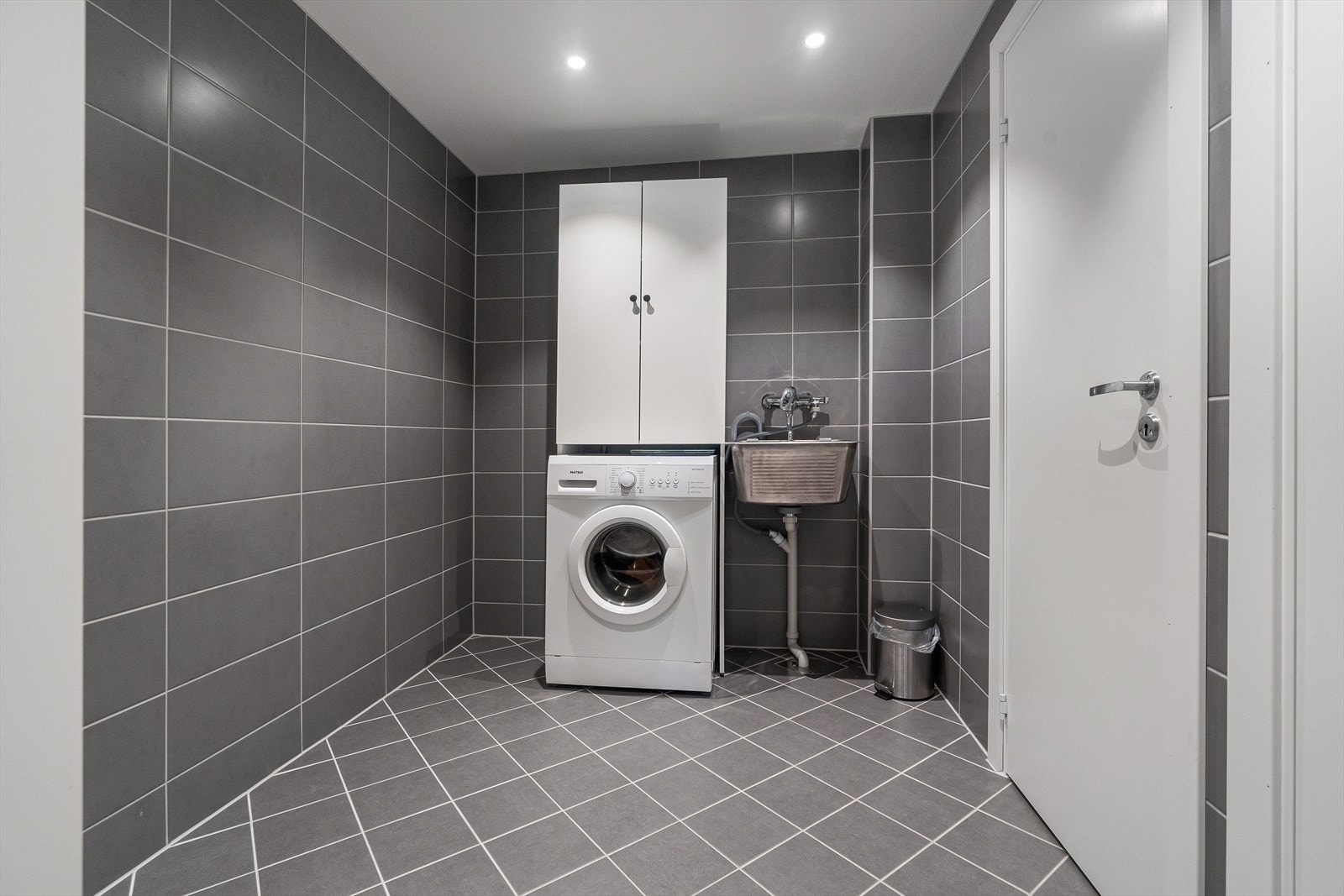 Pent og romslig baderom med vaskeplass som er pusset opp i regi av borettslaget i 2024 Galleribilde