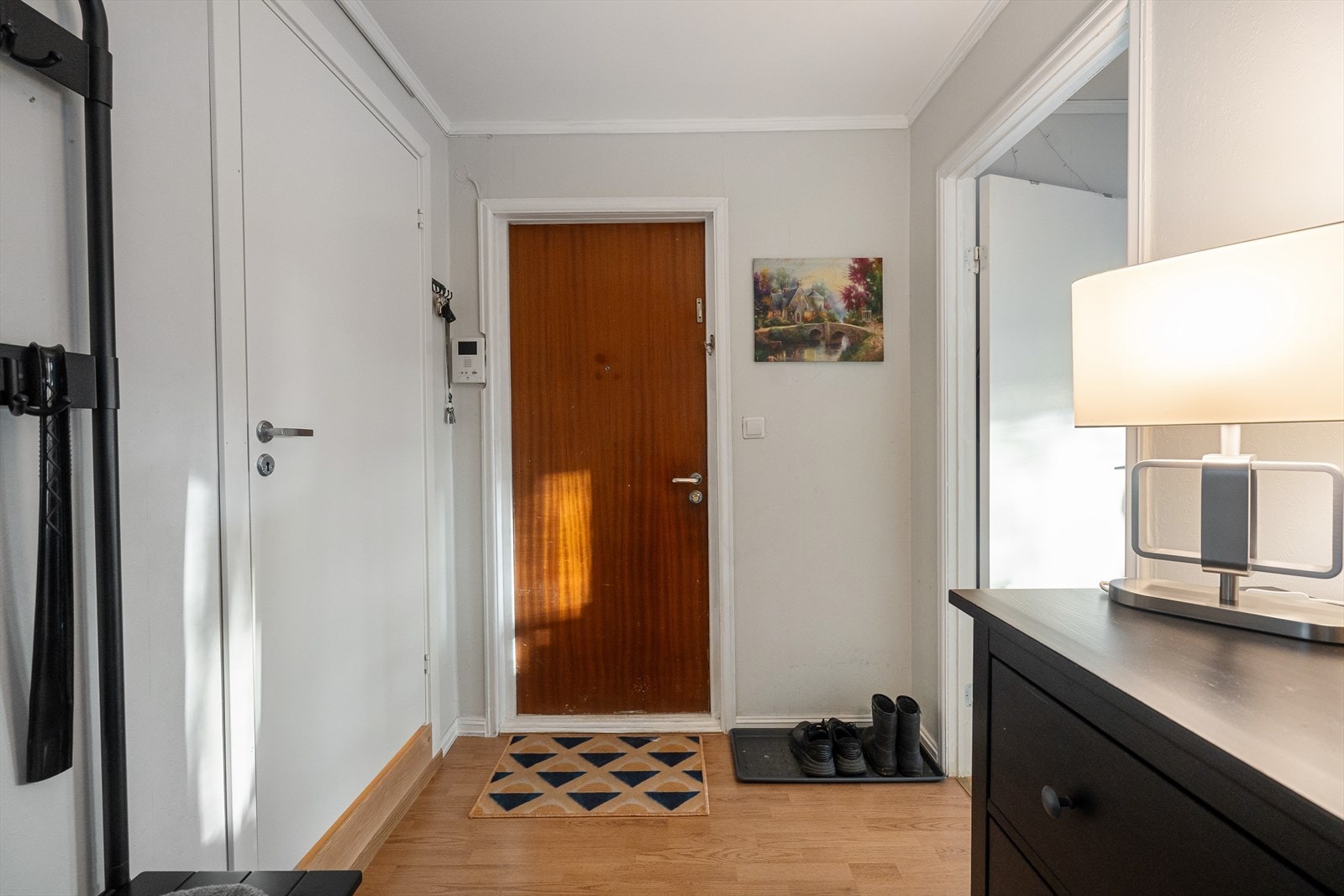 Gangen har en sentral plassering som sikrer god flyt i leiligheten Galleribilde