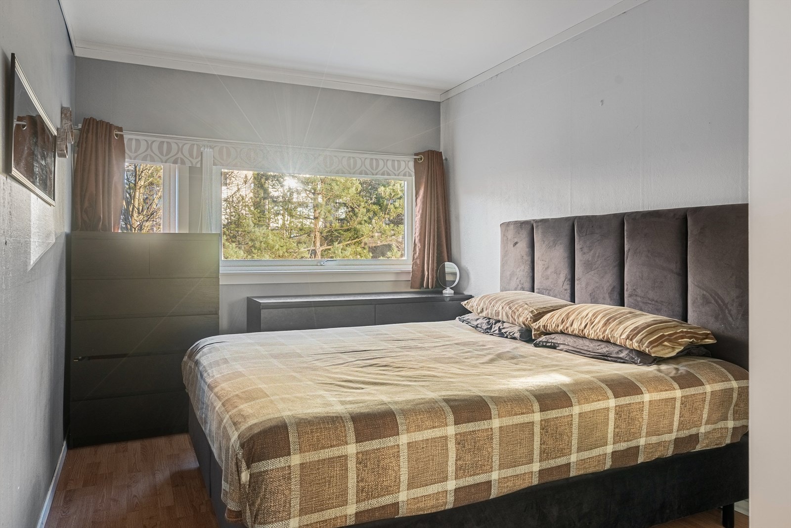 Hovedsoverommet har godt med plass til stor dobbeltseng med tilhørende nattbord, og garderobeskap. Galleribilde