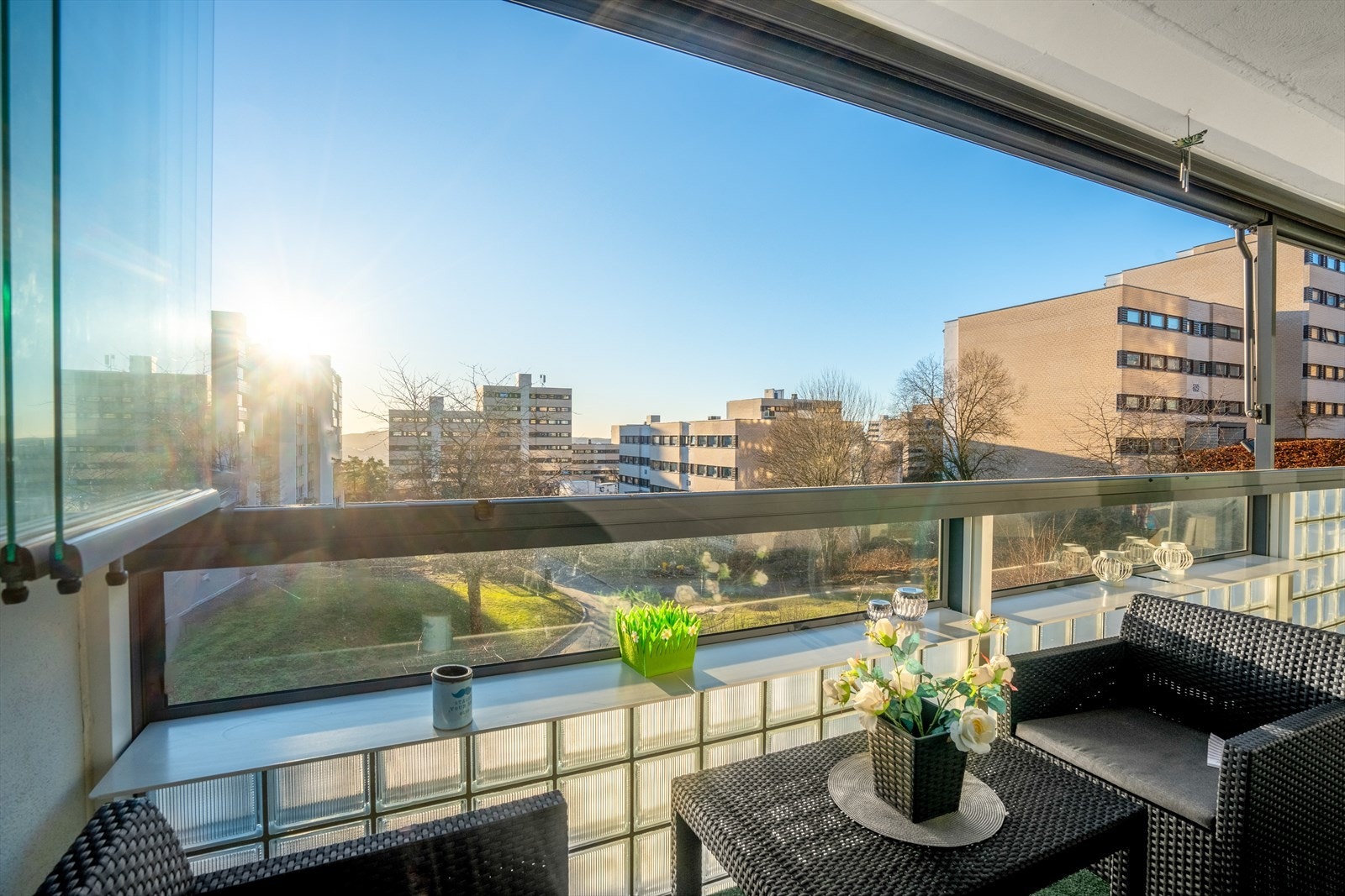 Stor innglasset syd-vendt balkong på ca 12 kvm Galleribilde