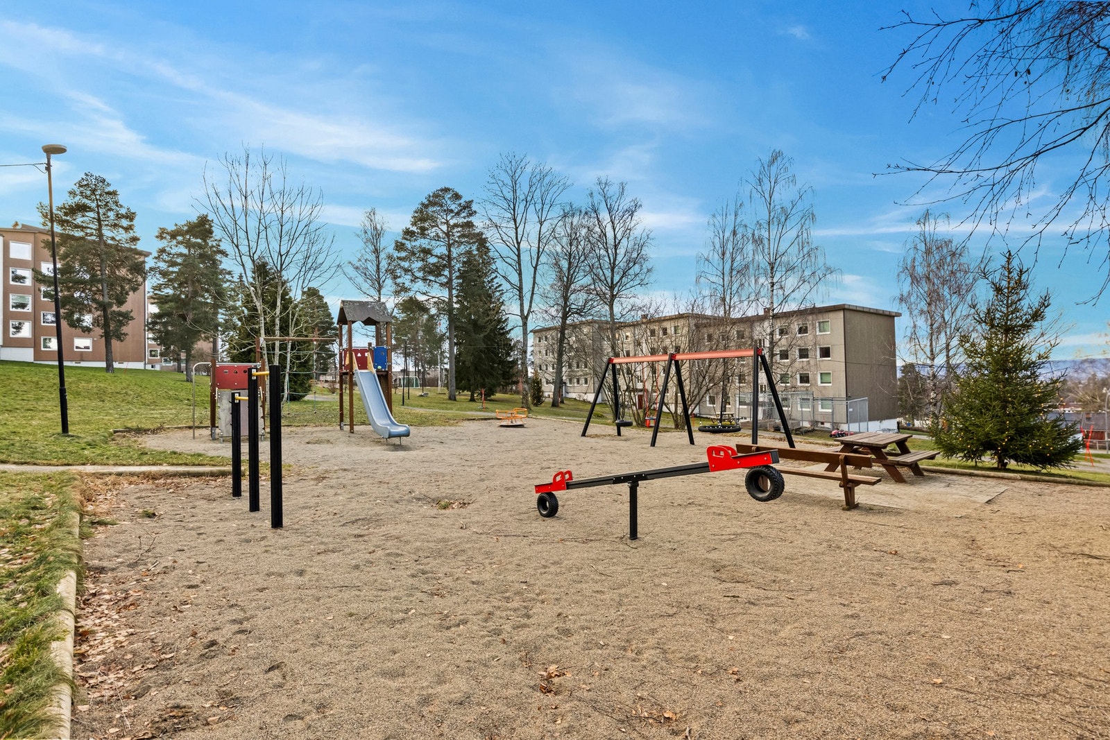 Borettslaget har fine fellesområder med gode lekeapparater og sittegrupper Galleribilde