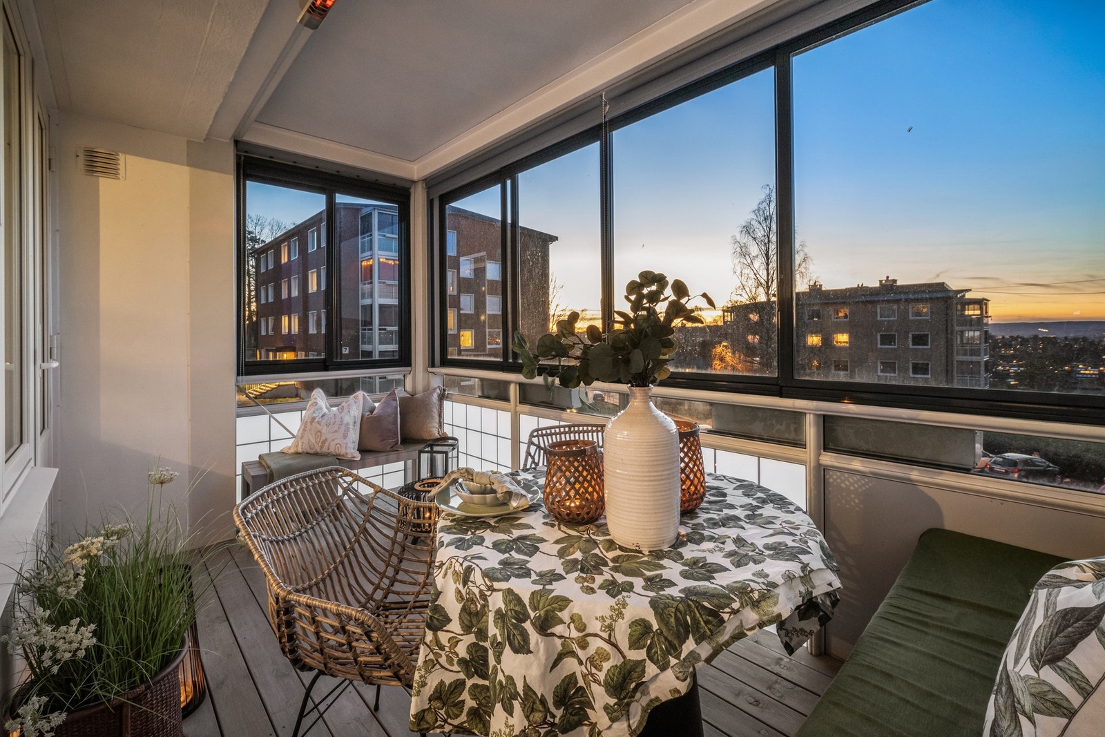 Leiligheten har en romslig innglasset balkong med flott utsikt. Galleribilde