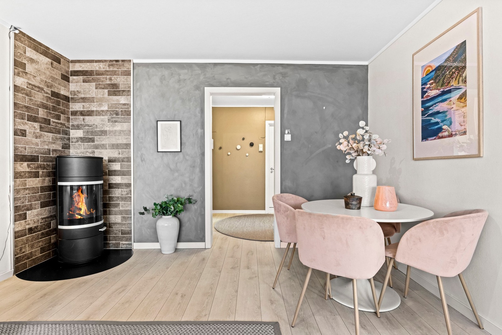 Stuen er utstyrt med en peisovn som varmer godt på kalde vinterdager Galleribilde