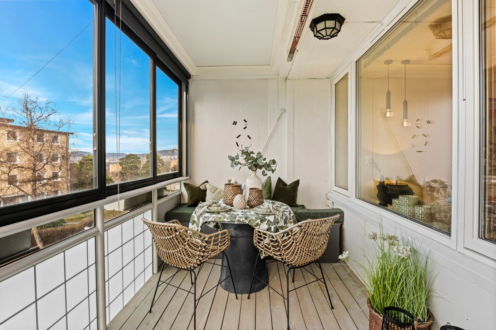 God plass for møblering på den vestvendte balkongen Galleribilde